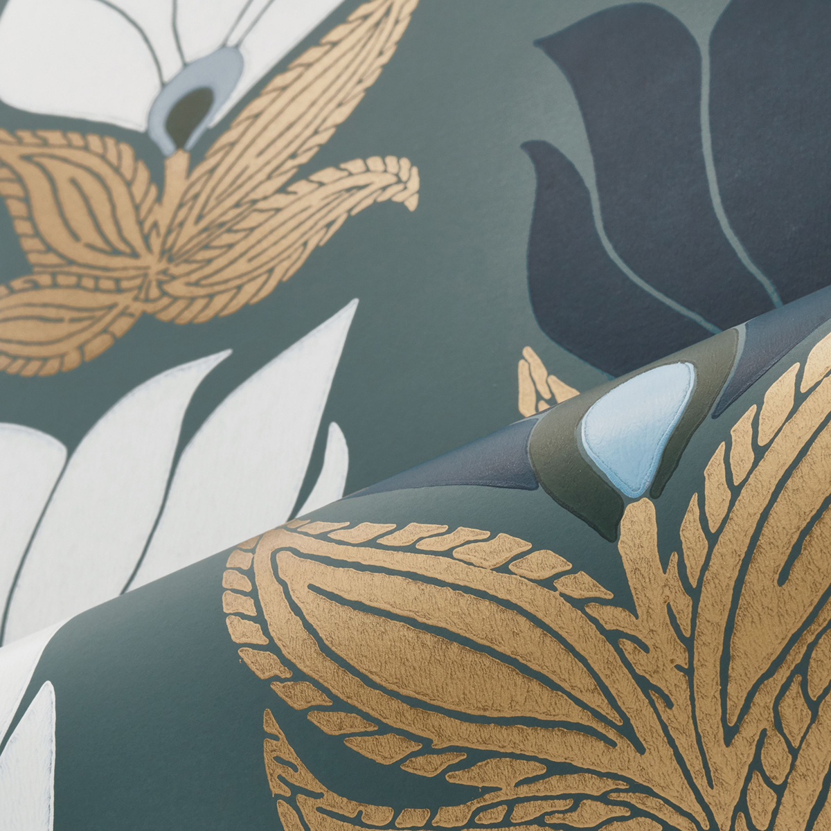 Papier peint Fleur Graphique Dauphine vert de gris doré - Square Jasmin de Casamance AMBV | Réf. CAS-75690814