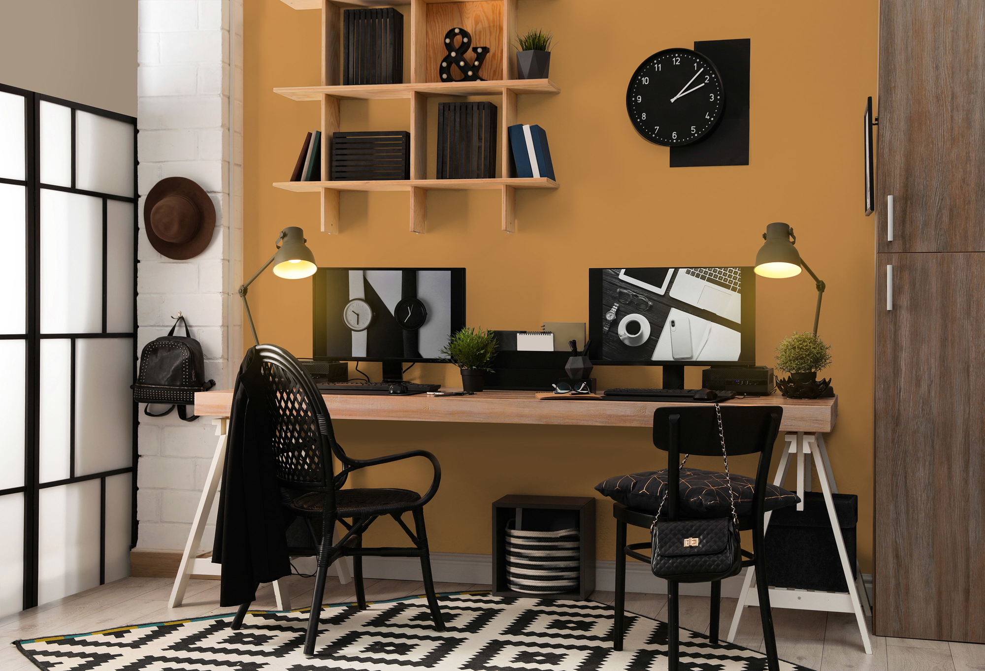 Photo numéro 2 d'une pièce avec un mur peint avec la peinture  Puro orange smooth saffron - c8013