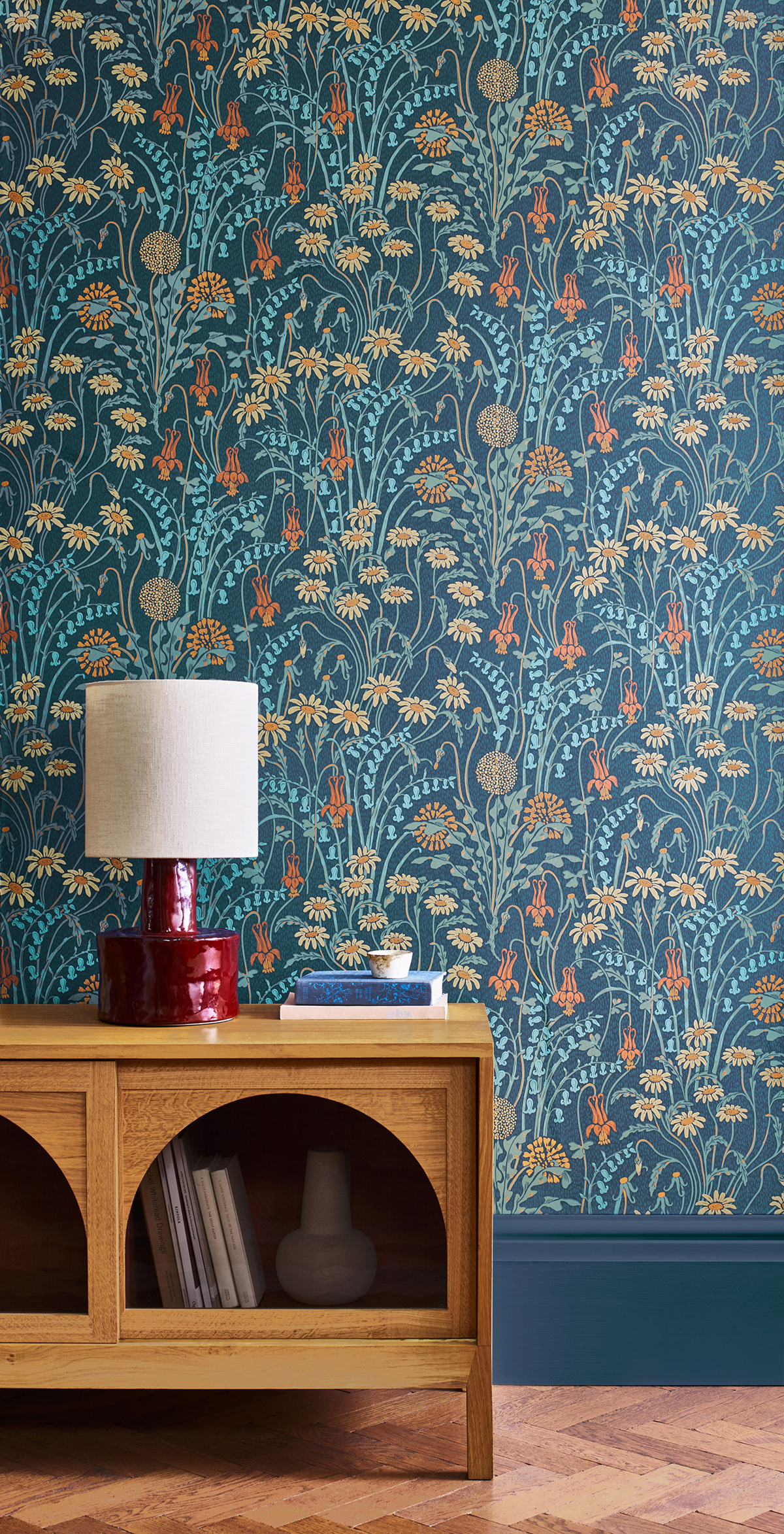 Papier peint Marguerite Flower Meadow bleu - V&A Decorative Papers II d'Initiales | Réf. INI-2412-178-01