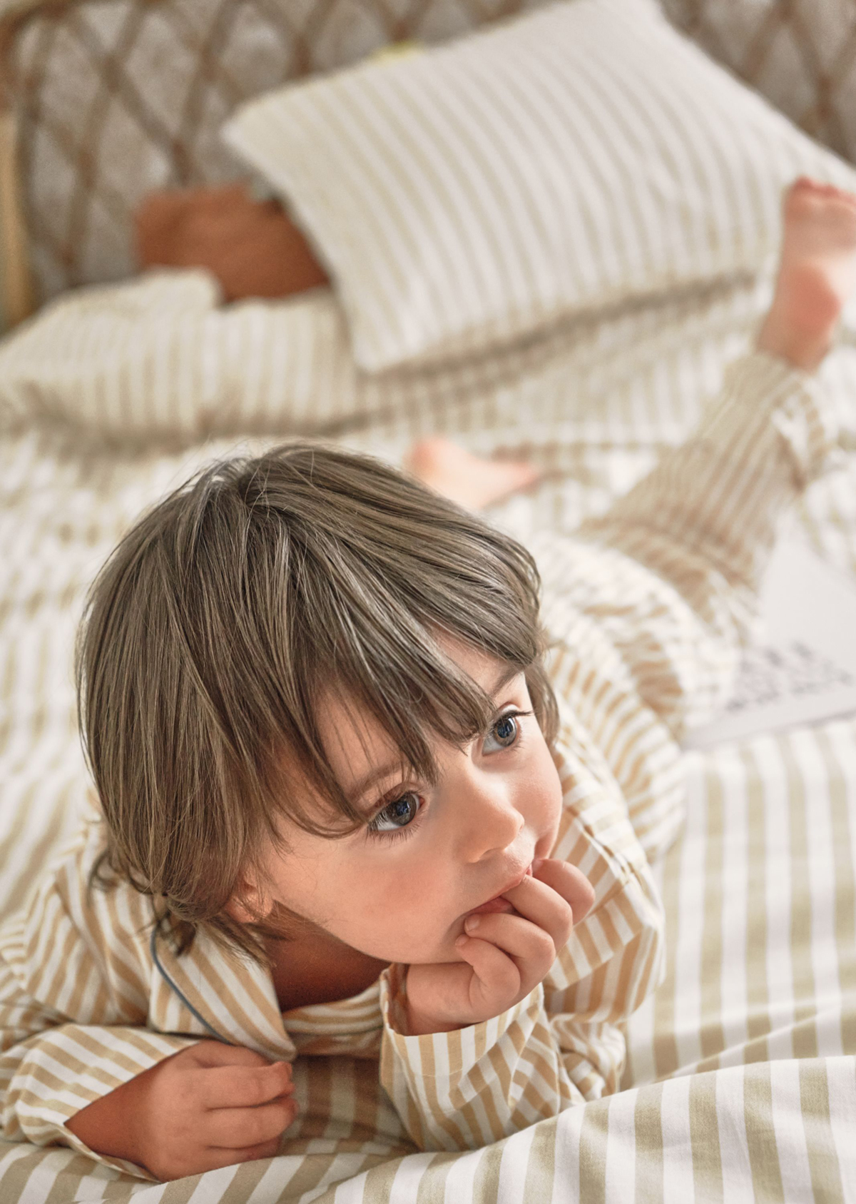Tissu Rayures vert amande - Once Upon A Time de Casadéco | Réf. OUAT45347197
