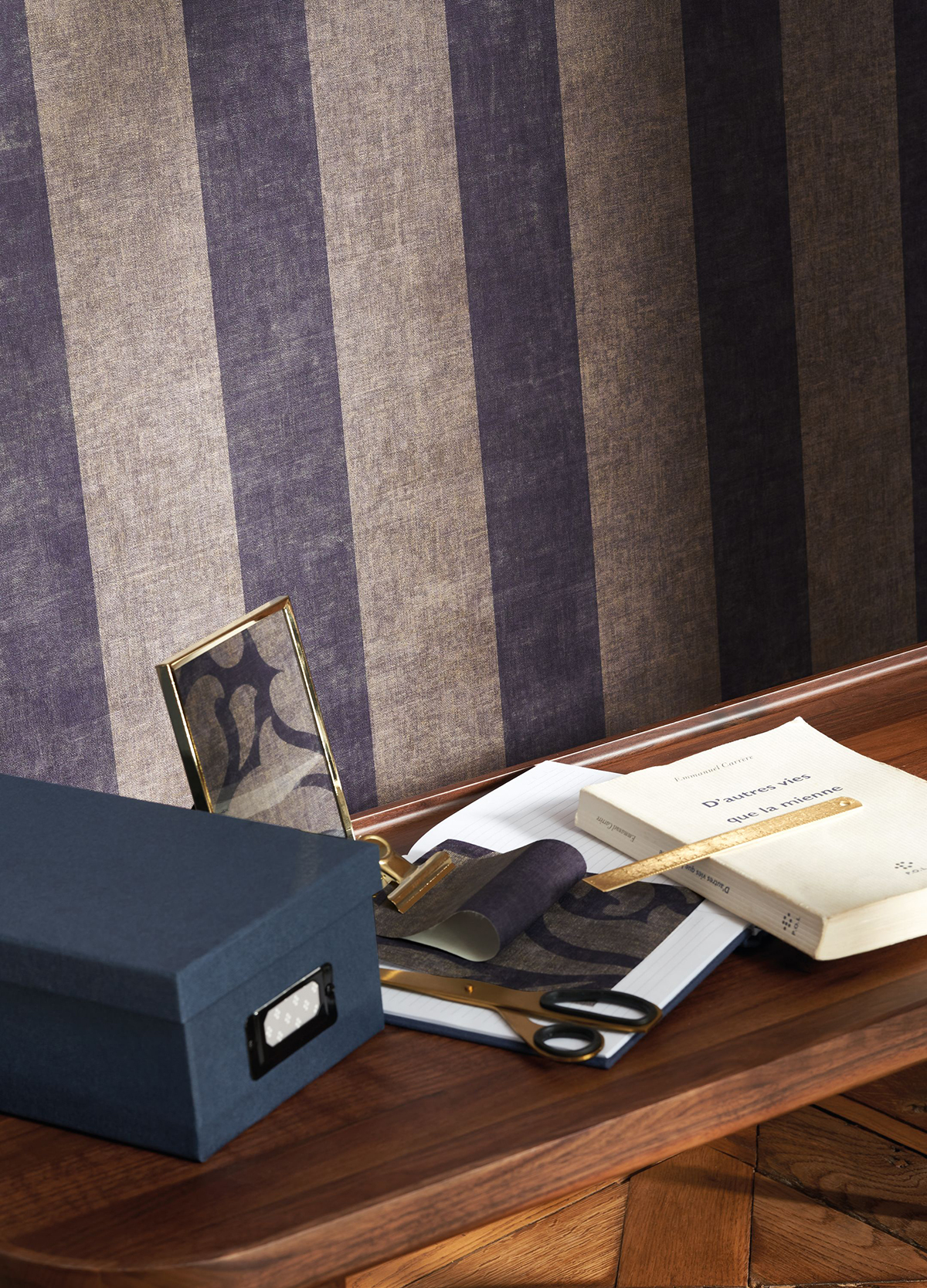 Papier peint Rayure Valse bleu roi et doré - Vienne de Casadéco | Réf. VIEN87366505