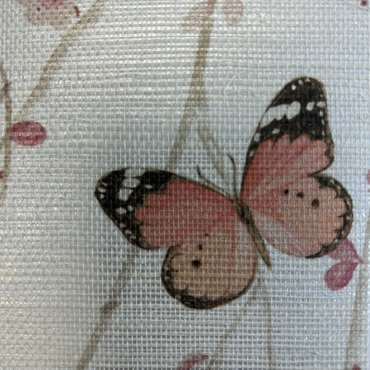 Papier peint panoramique Papillon Japonais Grasscloth argenté - Daisy Bennett d'Initiales AMBZ | Réf. INI-DB32300M