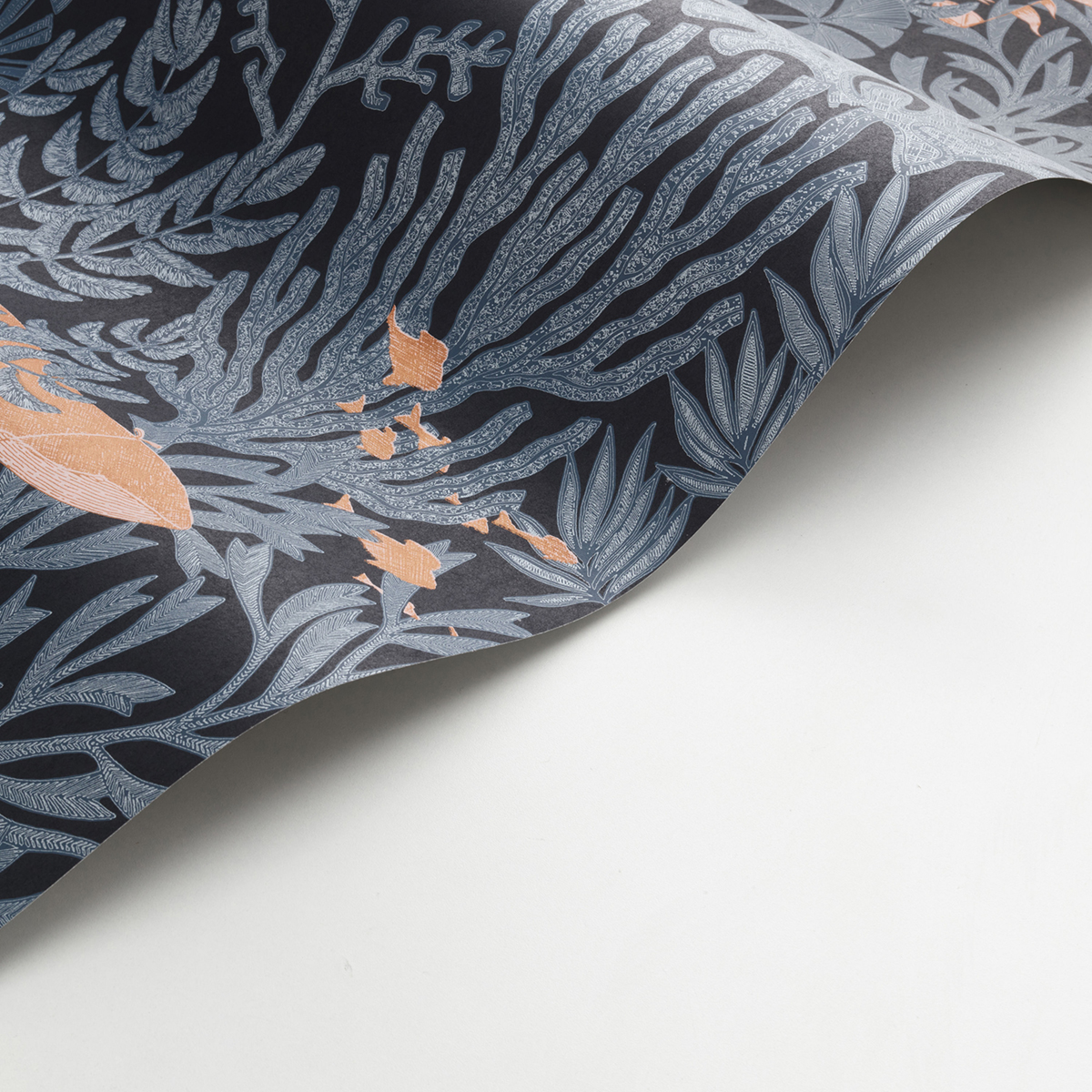 Papier peint Animaux de la Mer Atlantide bleu abysse et argenté - Voyage Onirique de Casadéco AMBV | Réf. ONIR87236331