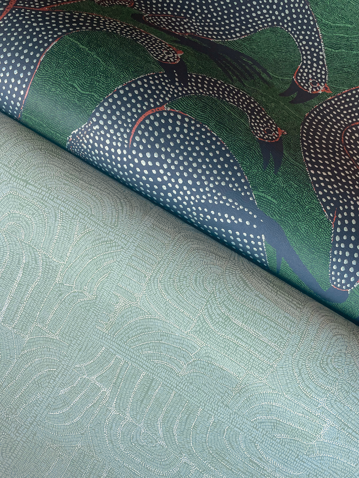 Papier peint Perle Ethnique Tehani vert d'eau métallisé - Terra de Masureel | Réf. MAS-TER501