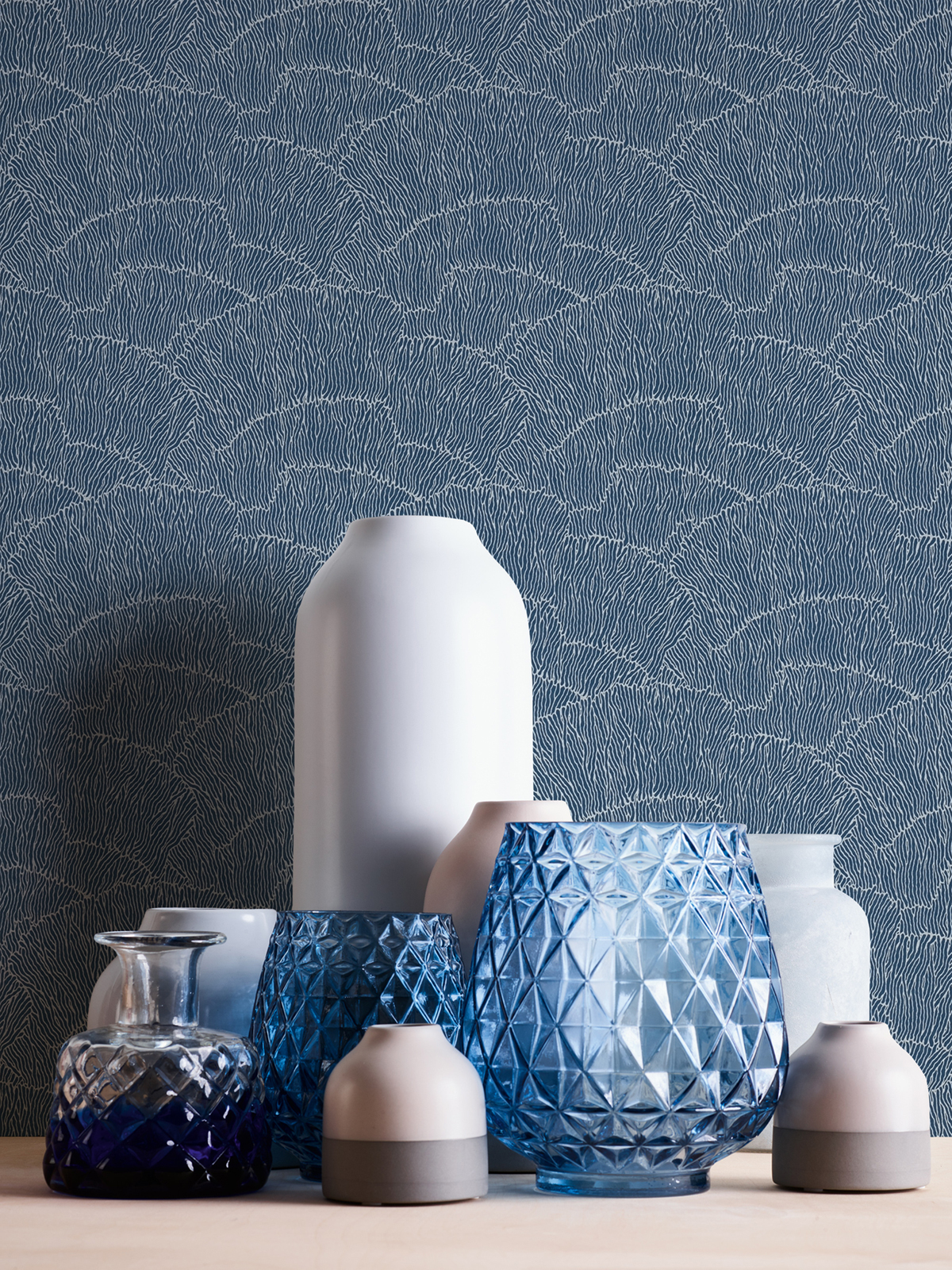 Papier peint Feuilles Abstraites Métallisées bleu argenté - Arcade d'Architects Paper AMB2 | Réf. 39174-6