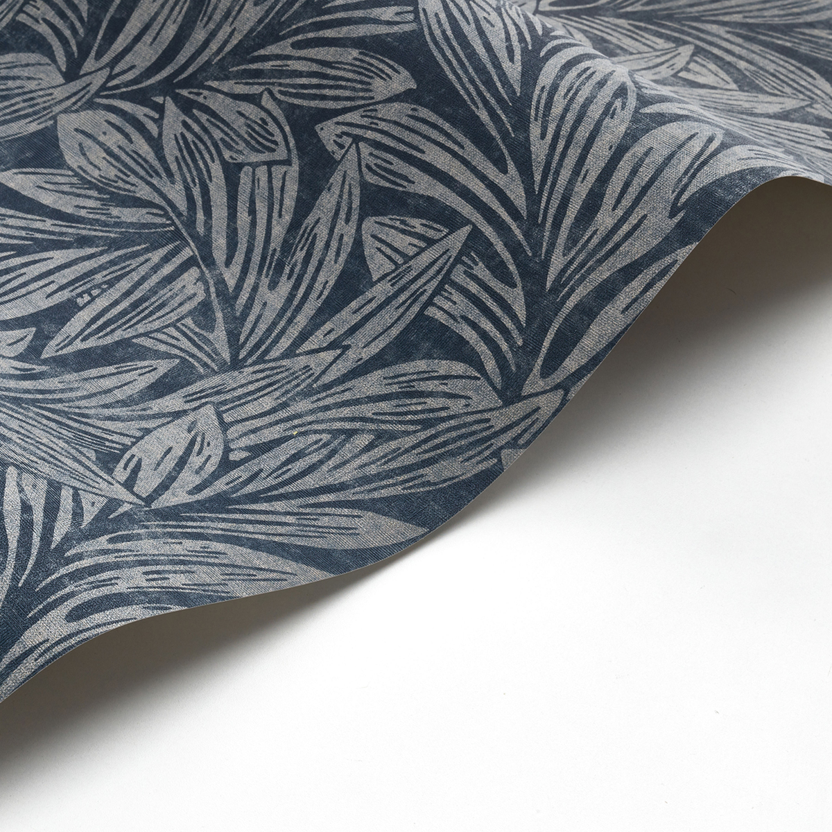 Papier peint Feuillage Danube bleu de prusse - Vienne de Casadéco | Réf. VIEN87376523