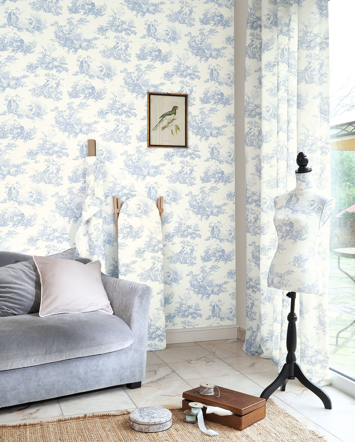 Papier peint Baroque Scène D'Été bleu porcelaine - Les Belles Toiles De Jouy de Casadéco | AMB Réf. LBTJ87916217