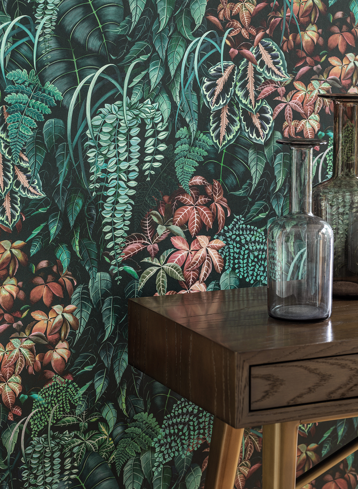 Papier peint Feuillage Green Wall bleu paon - Lamorran d'Osborne & Little AMB2 | Réf. OSB-W7687-01