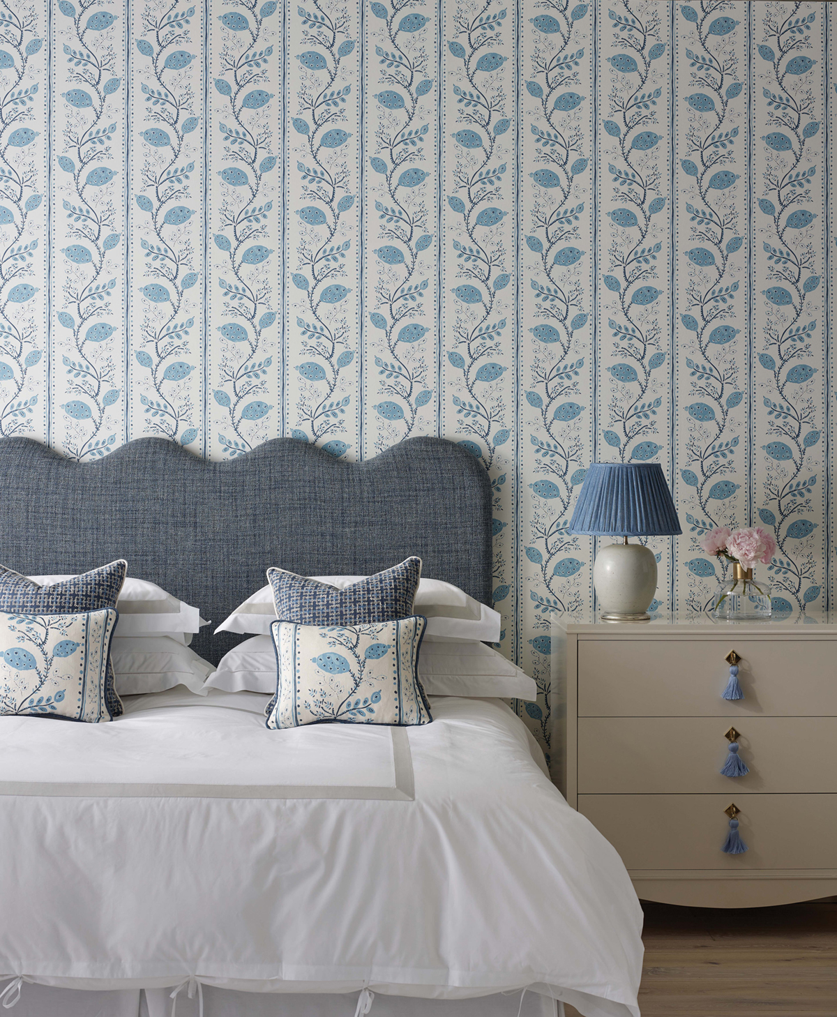 Papier peint Nature Pomegranate Trail bleu - Ashdown de Nina Campbell | Réf. OSB-NCW4390-01