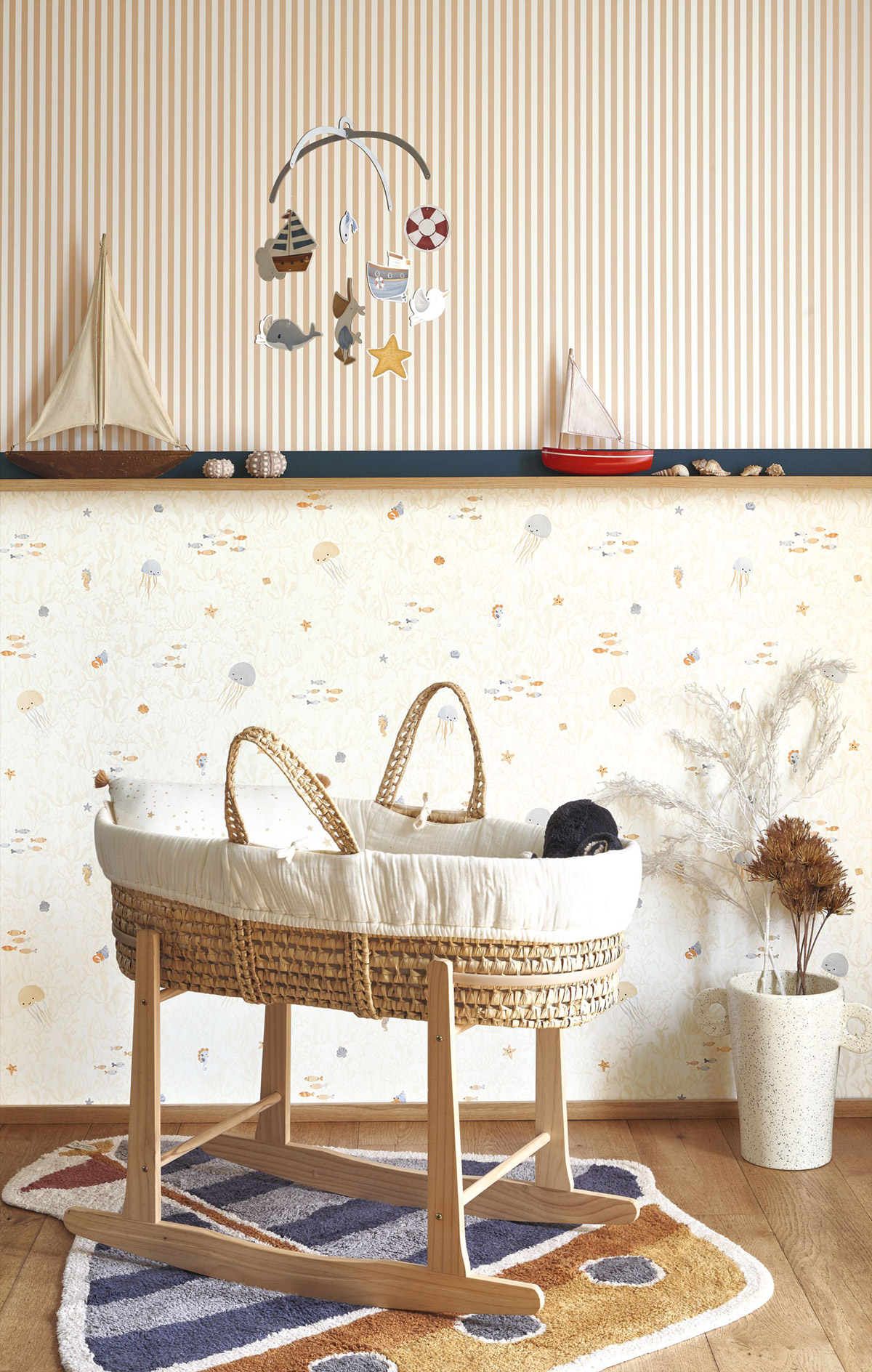 Papier peint Poisson Companions of the Sea beige bleu - Once Upon A Time 2 de Casadéco | Réf. OUTD200811616