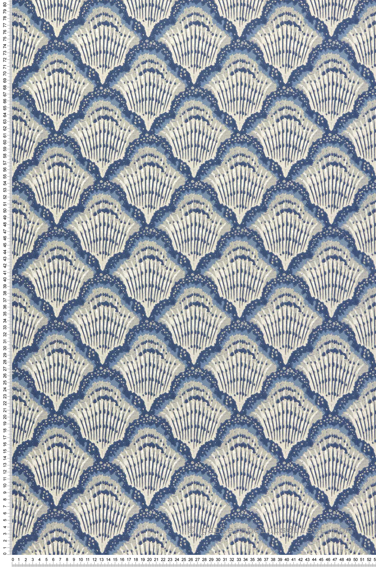 Papier peint Marin Calico Shell bleu - V&A Decorative Papers II d'Initiales | Réf. INI-2412-179-04