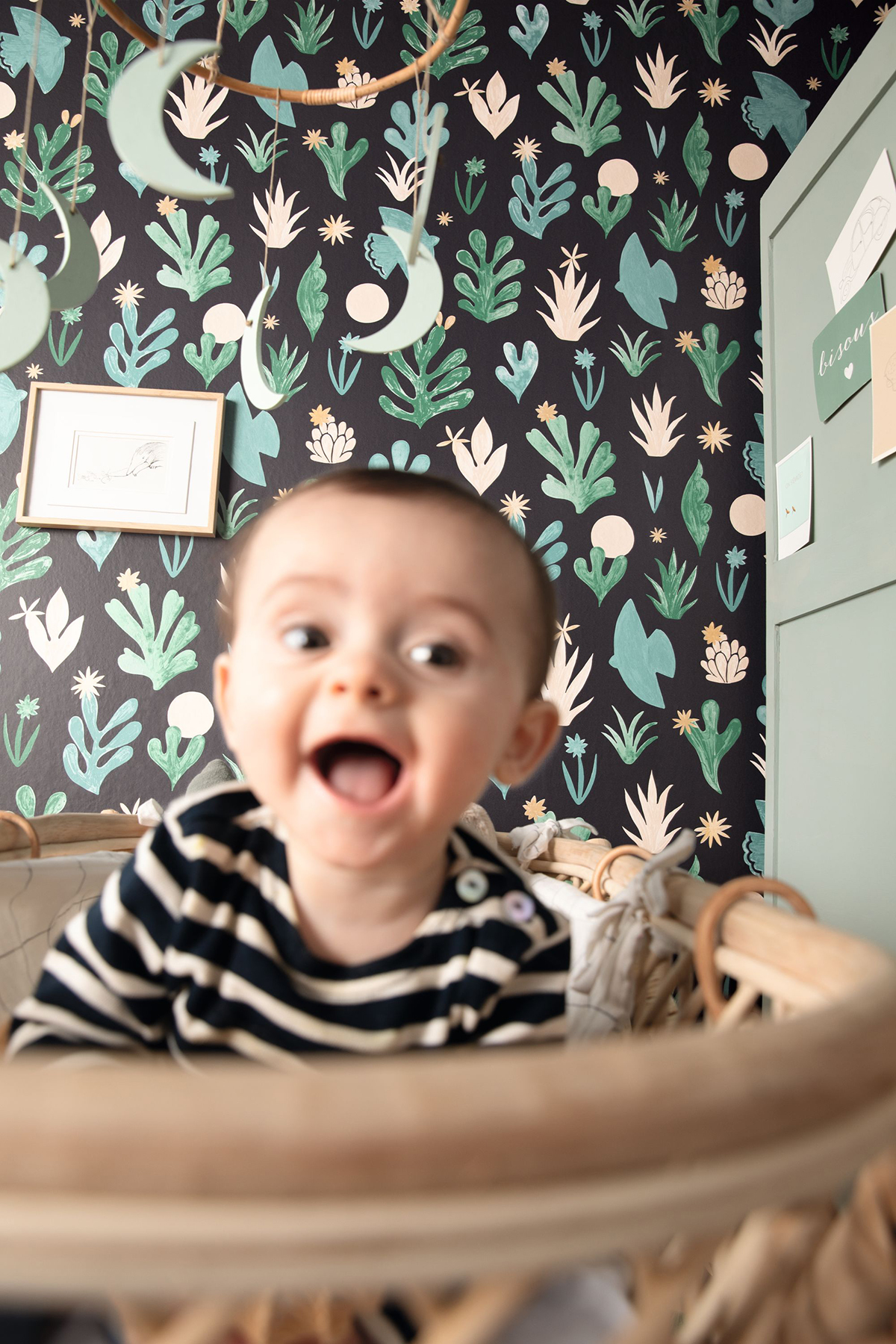 Papier peint Oiseau et Feuillage noir et doré - Imagination de Casélio | AMB Réf. IMG102177192