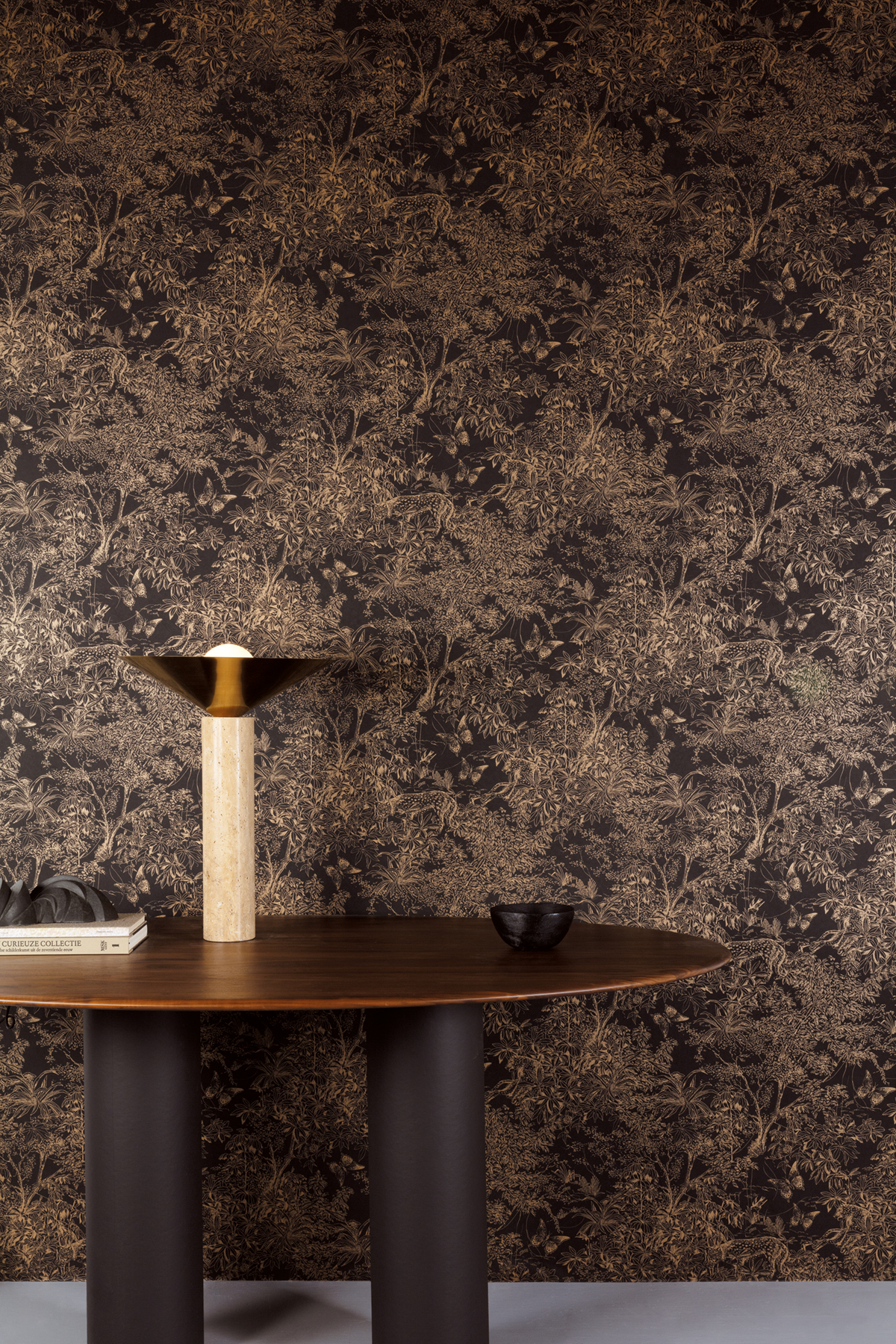 Papier peint Toile de Jouy Scène noir doré - Amazone de Masureel | Réf. MAS-ZON204