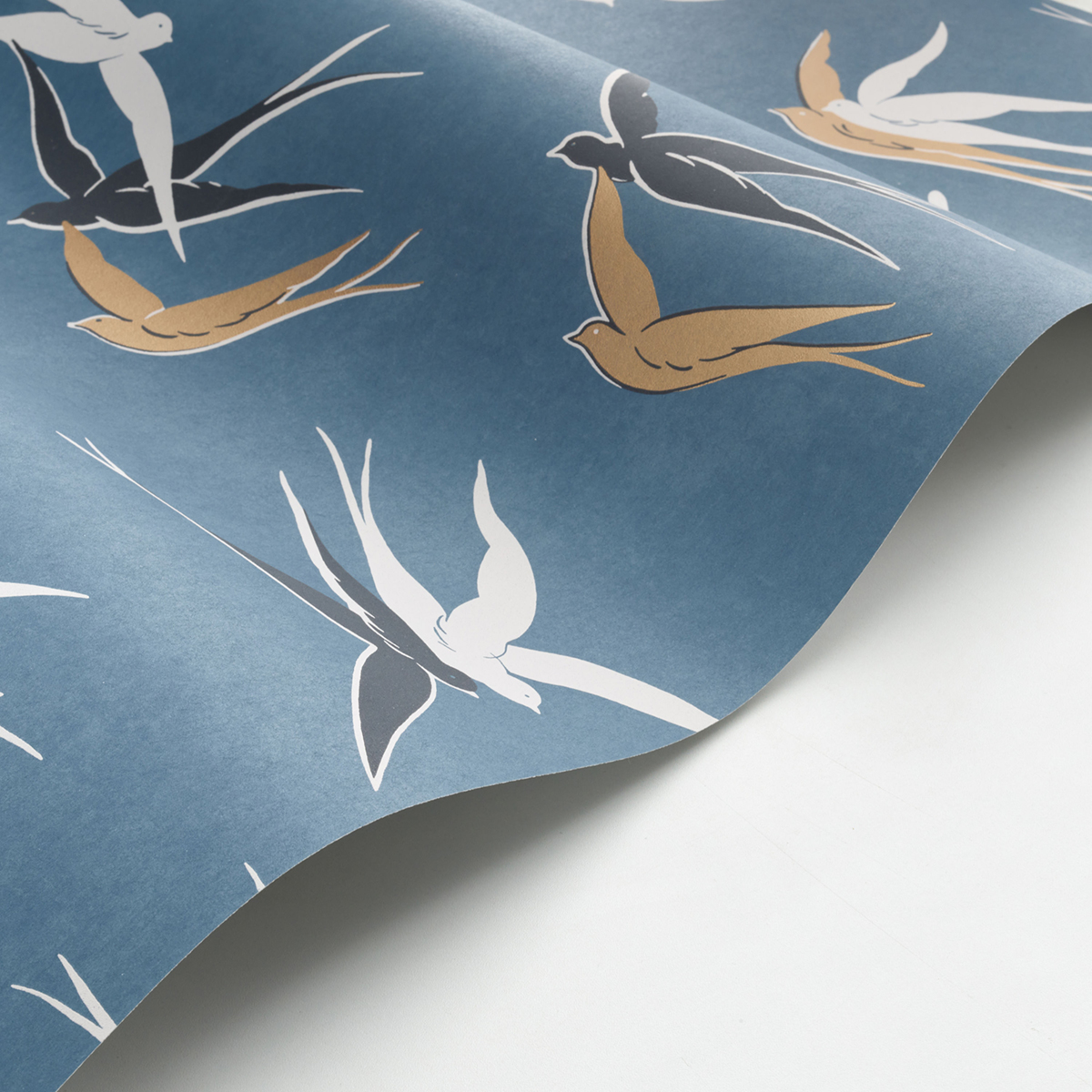 Papier peint Oiseau Hirondelle Swallow bleu orage doré - Twenties de Casadéco AMBV | Réf. TWNT88636464