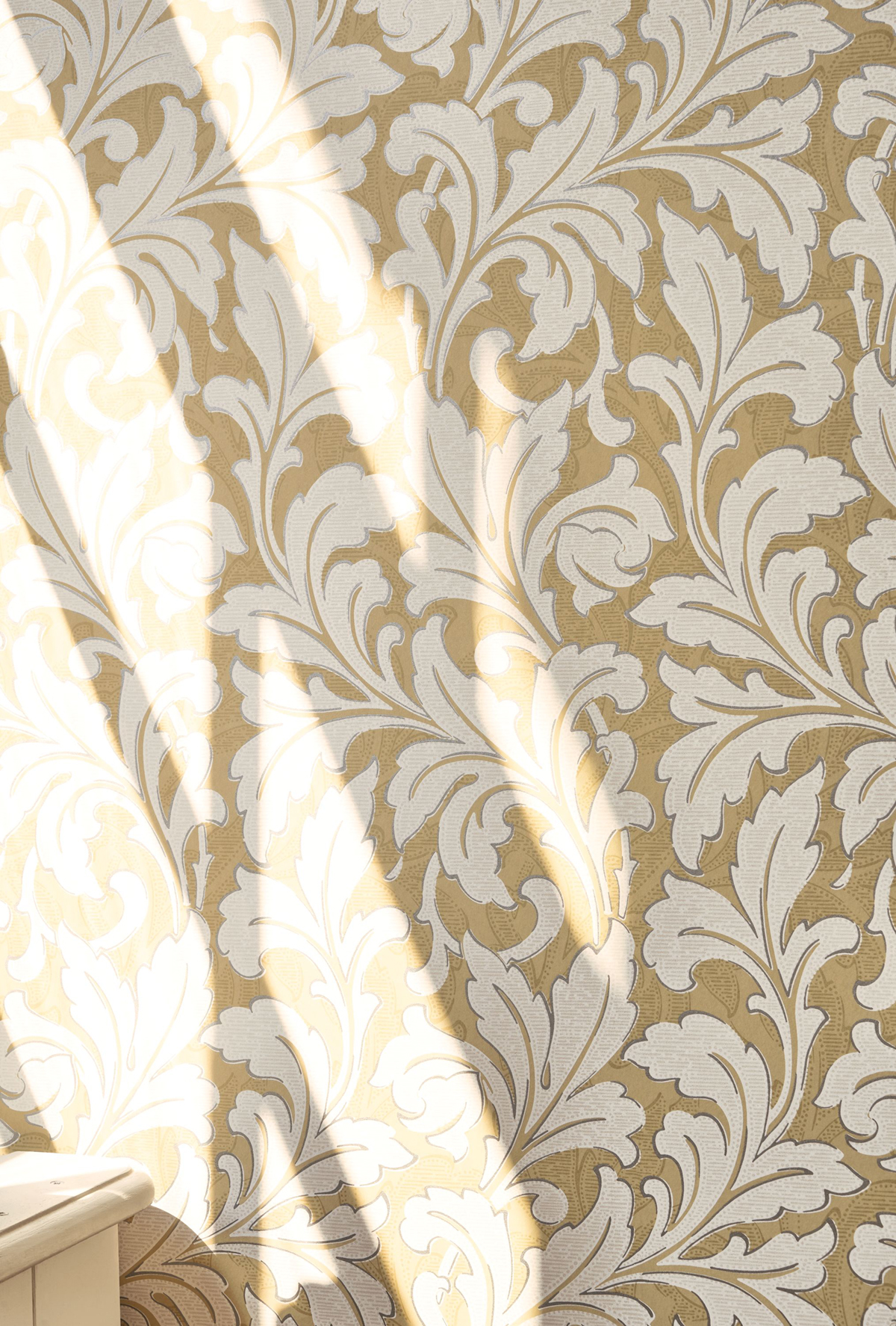 Papier peint Classique Acanthe beige camel - Arts & Crafts de Casadéco AMB2 | Réf. ARCR86361206