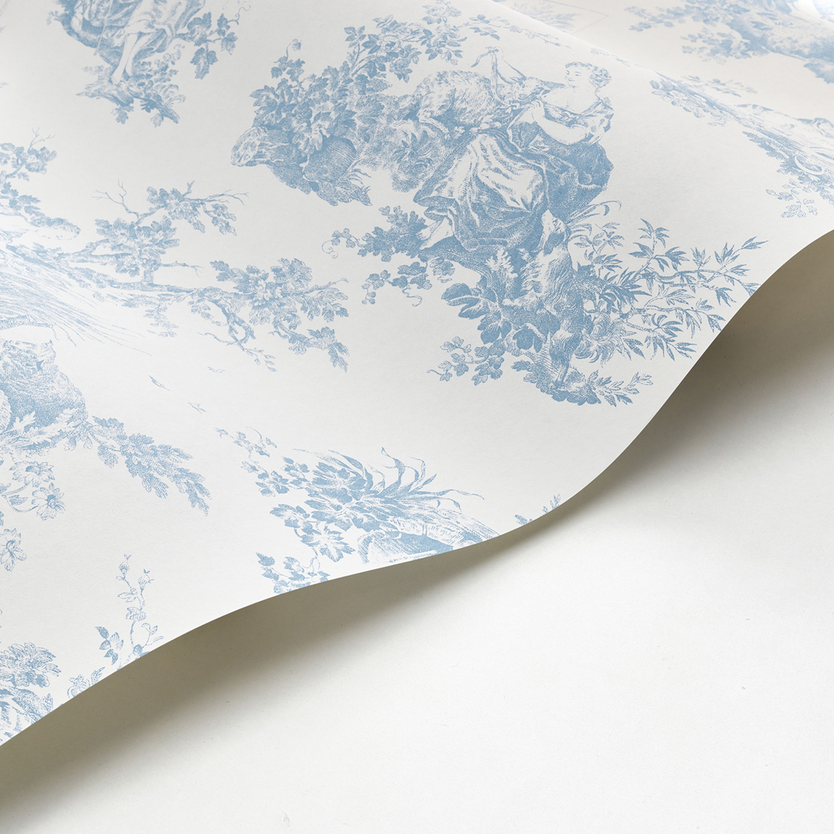 Papier peint Baroque Scène D'Été bleu porcelaine - Les Belles Toiles De Jouy de Casadéco AMBV | Réf. LBTJ87916217