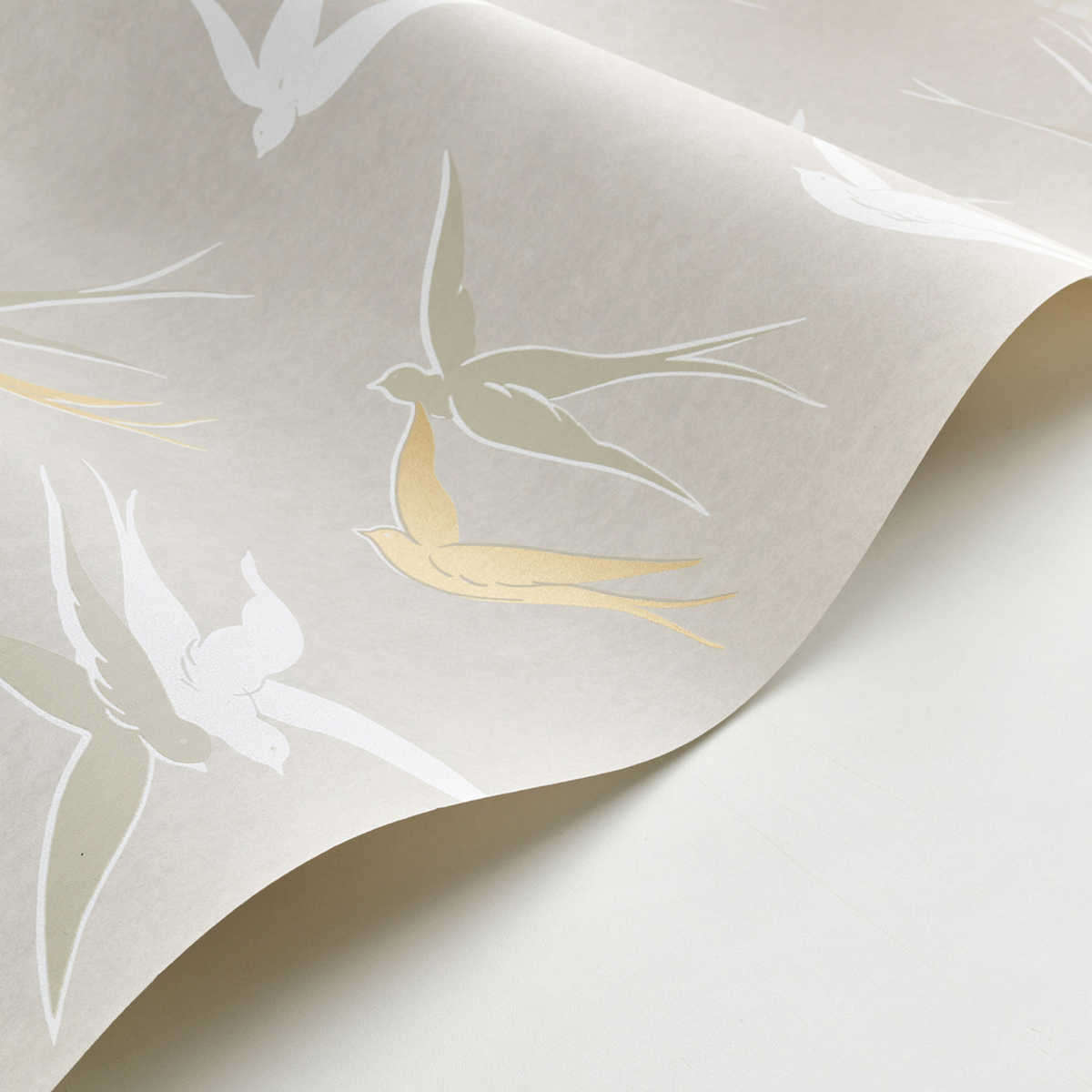 Papier peint Oiseau Hirondelle Swallow beige lin doré - Twenties de Casadéco AMBV | Réf. TWNT88631323
