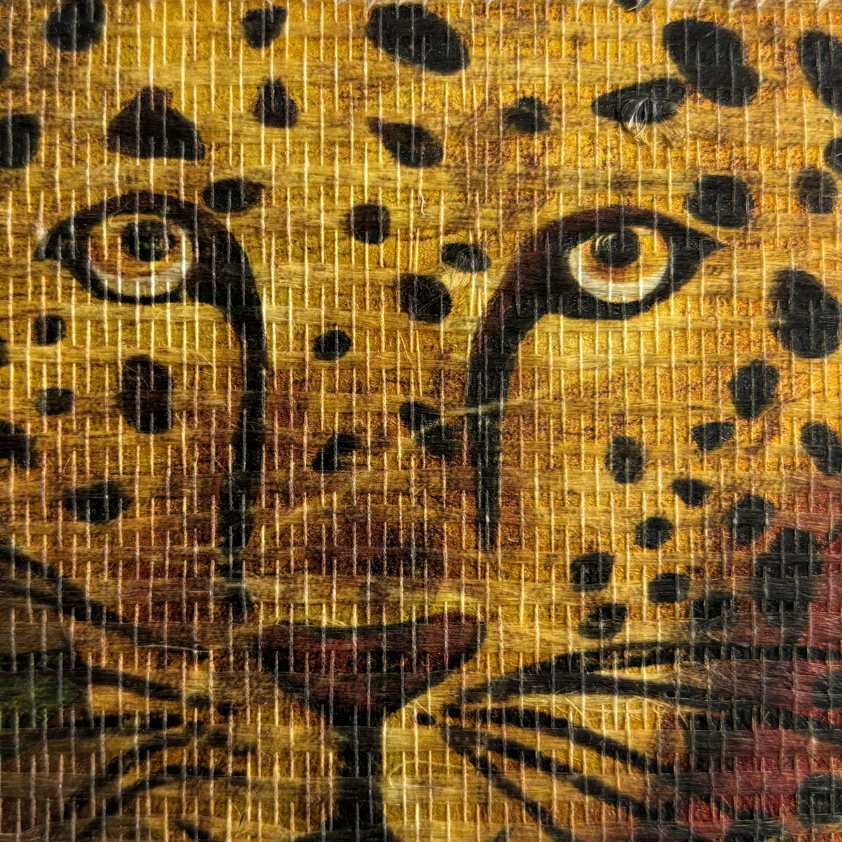 Papier peint panoramique Léopard Exotique Grasscloth brun doré - Daisy Bennett d'Initiales AMBZ | Réf. INI-DB33206M