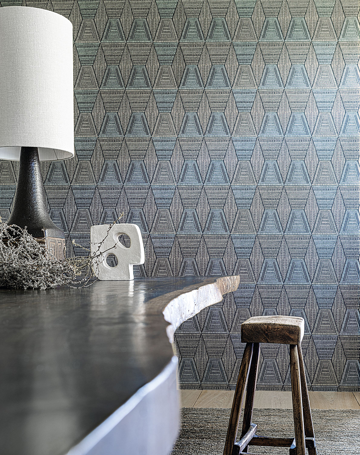 Papier peint Ethnique Daïa noir et bleu irisé - Mirage de Casamance | Réf. CAS-75274588