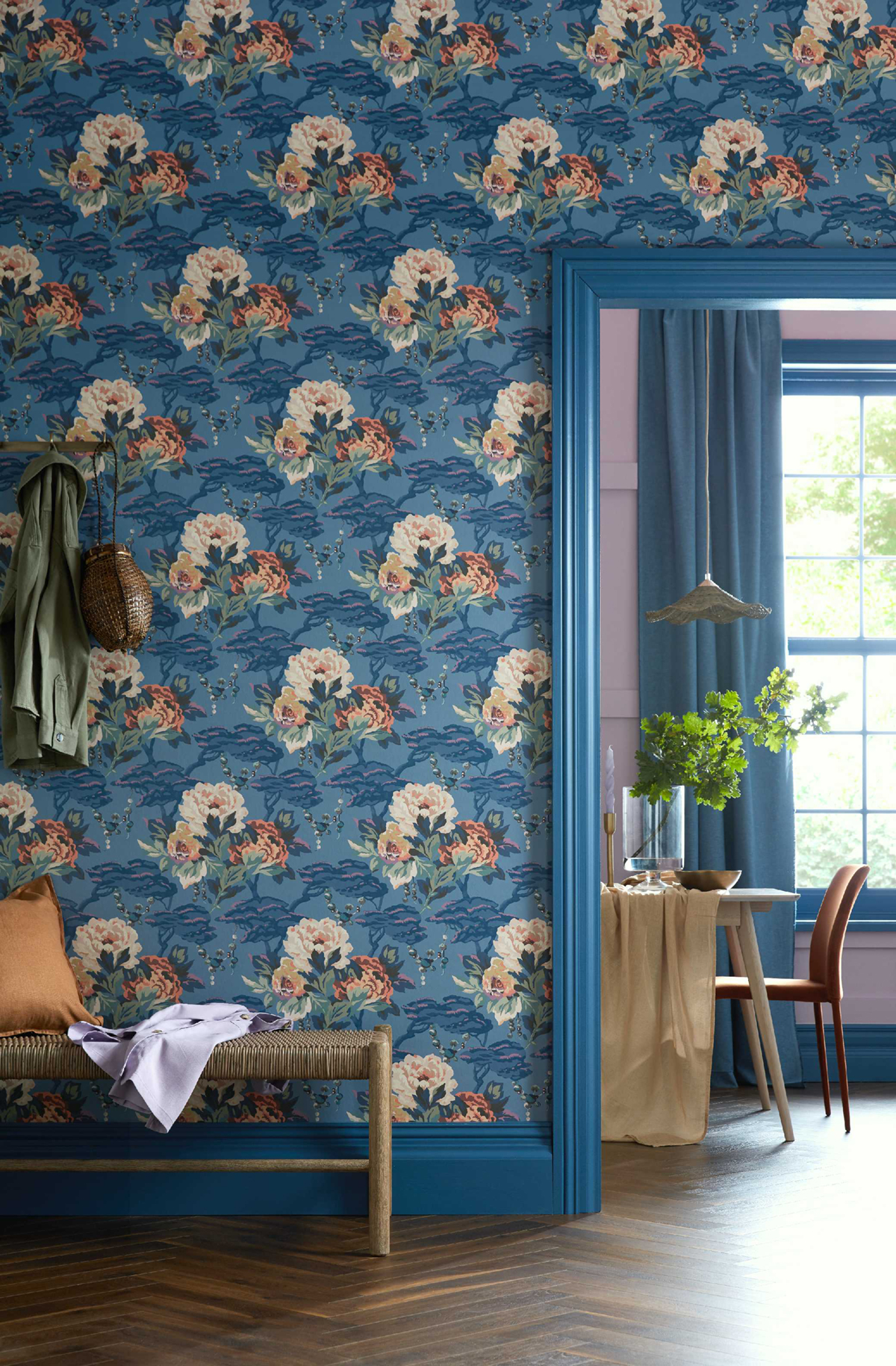 Papier peint Bouquet de Rose Vintage Paeonia bleu indigo - V&A Decorative Papers d'Initiales | Réf. INI-31117002