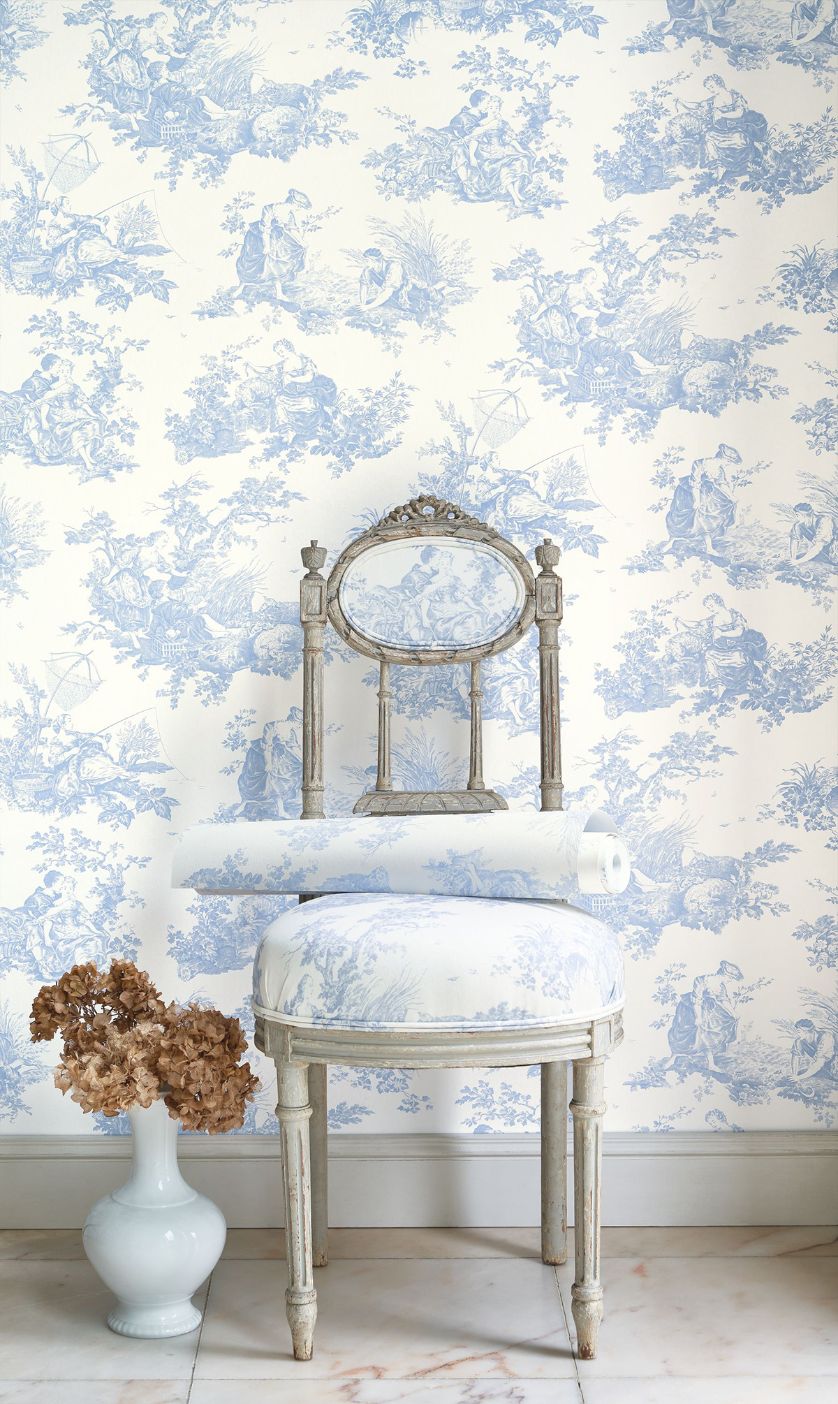 Papier peint Baroque Scène D'Été bleu porcelaine - Les Belles Toiles De Jouy de Casadéco AMBV | Réf. LBTJ87916217