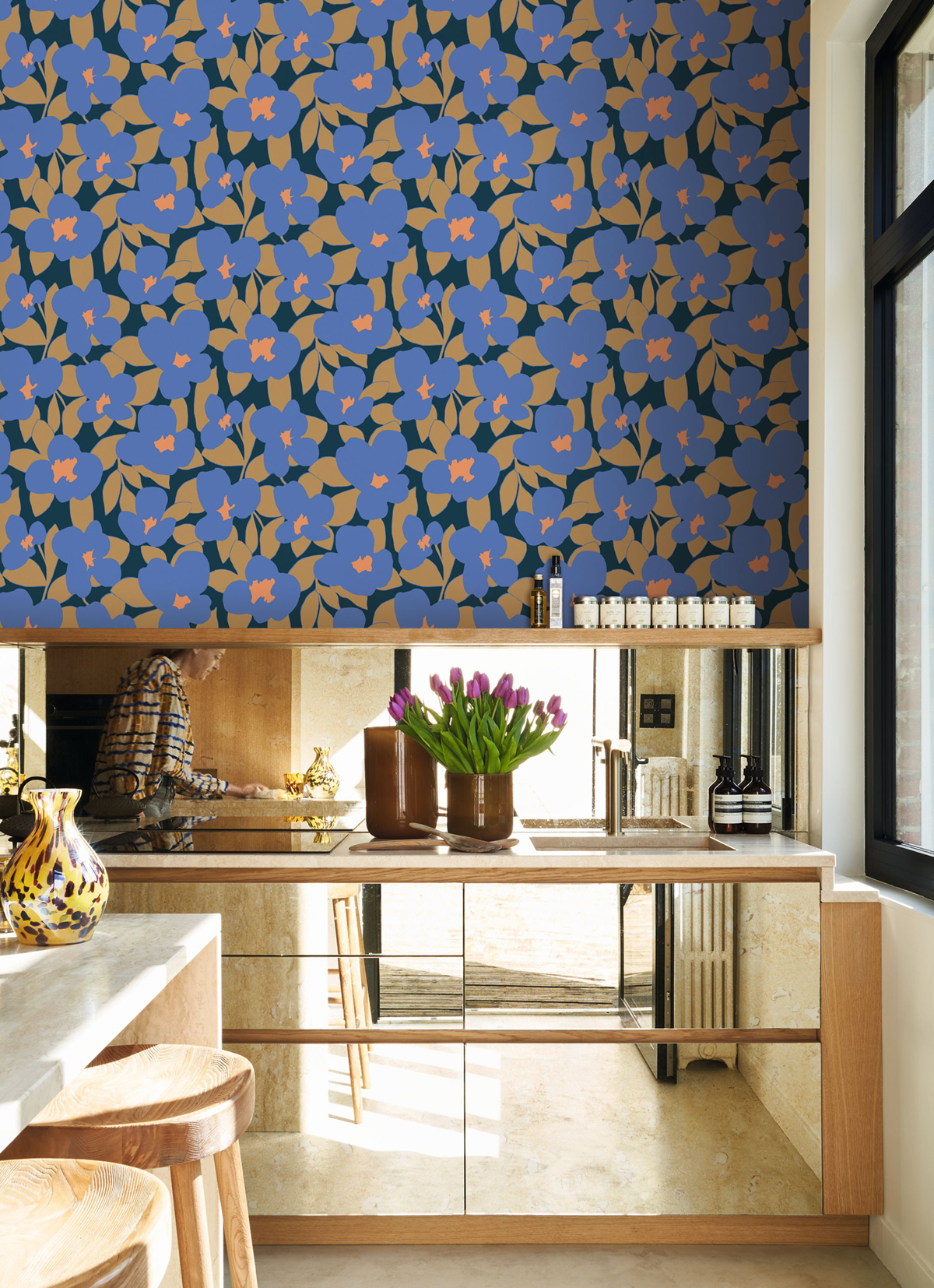 Papier peint 70s Flower Power bleu indigo - Iconic de Casadéco | Réf. CONI88396404