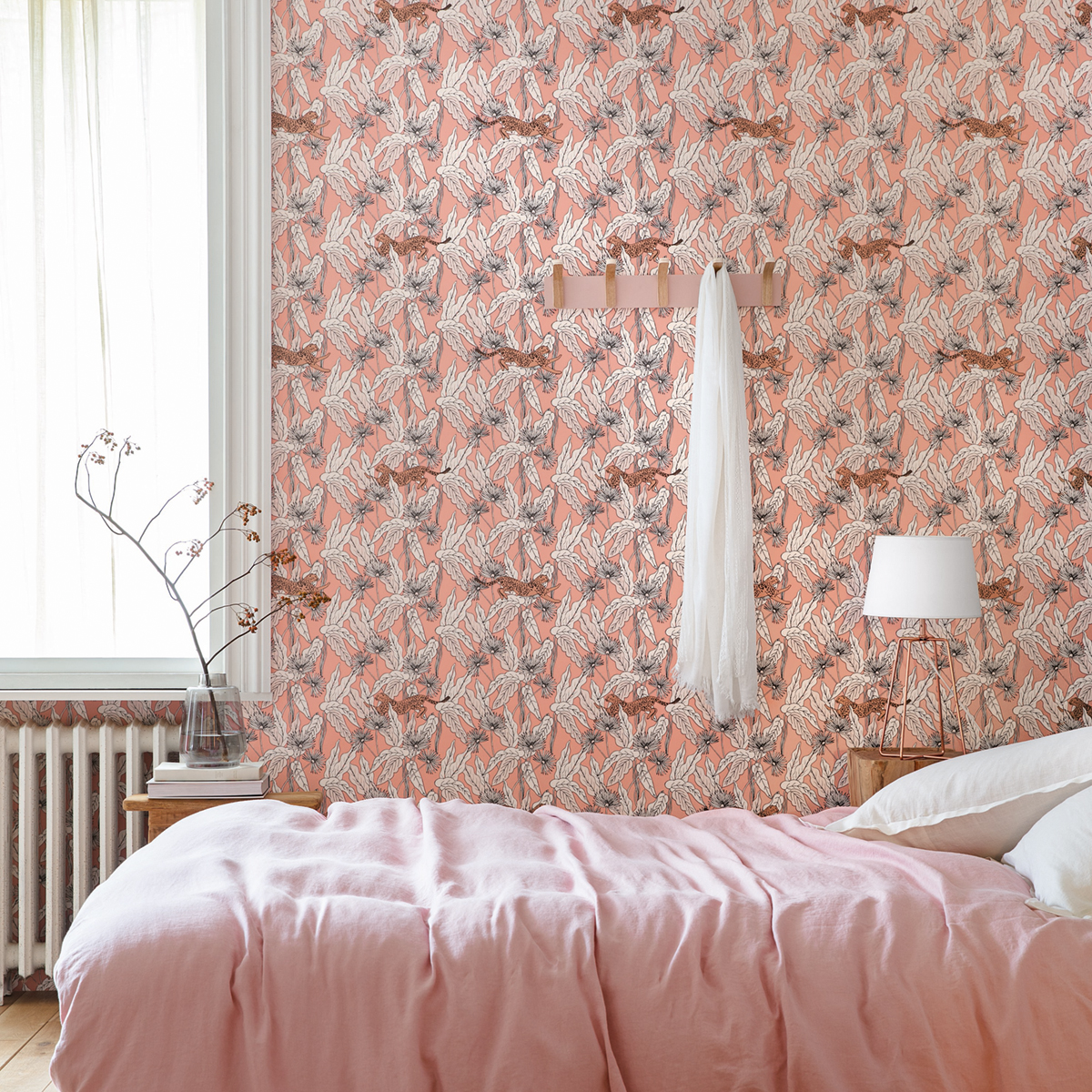 Papier peint Léopard Fantasy World rose pêche - The Place to Bed de Casélio AMB | Réf. PTB101774001