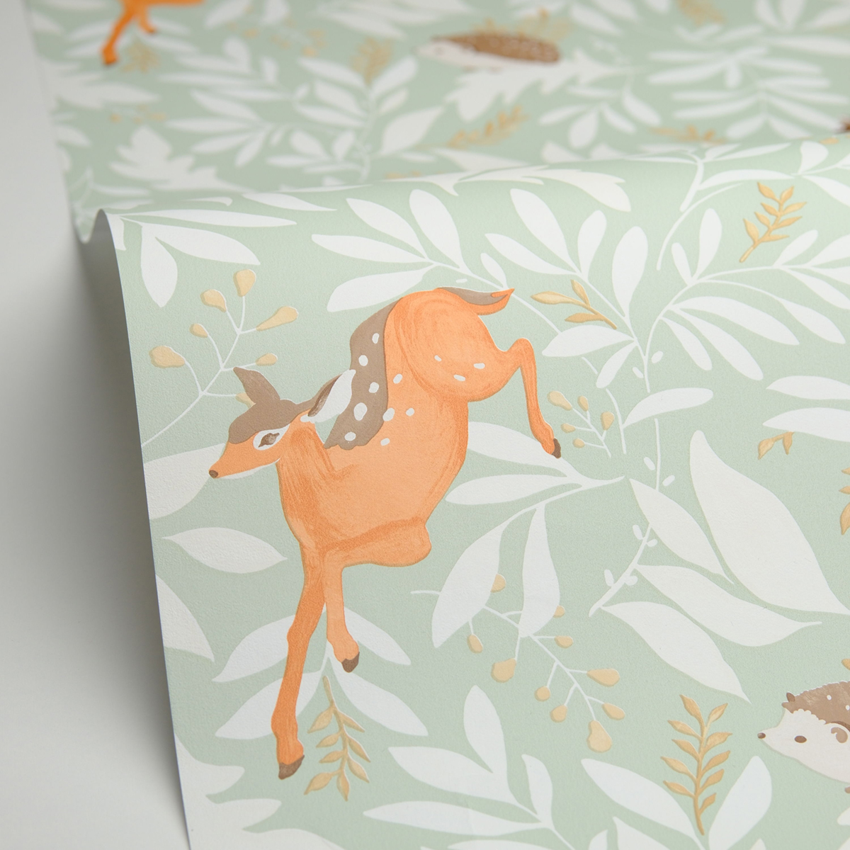 Papier peint Animaux Balade en Forêt vert amande - Les Minis Mondes de Casélio AMBV | Réf. MNM105747000