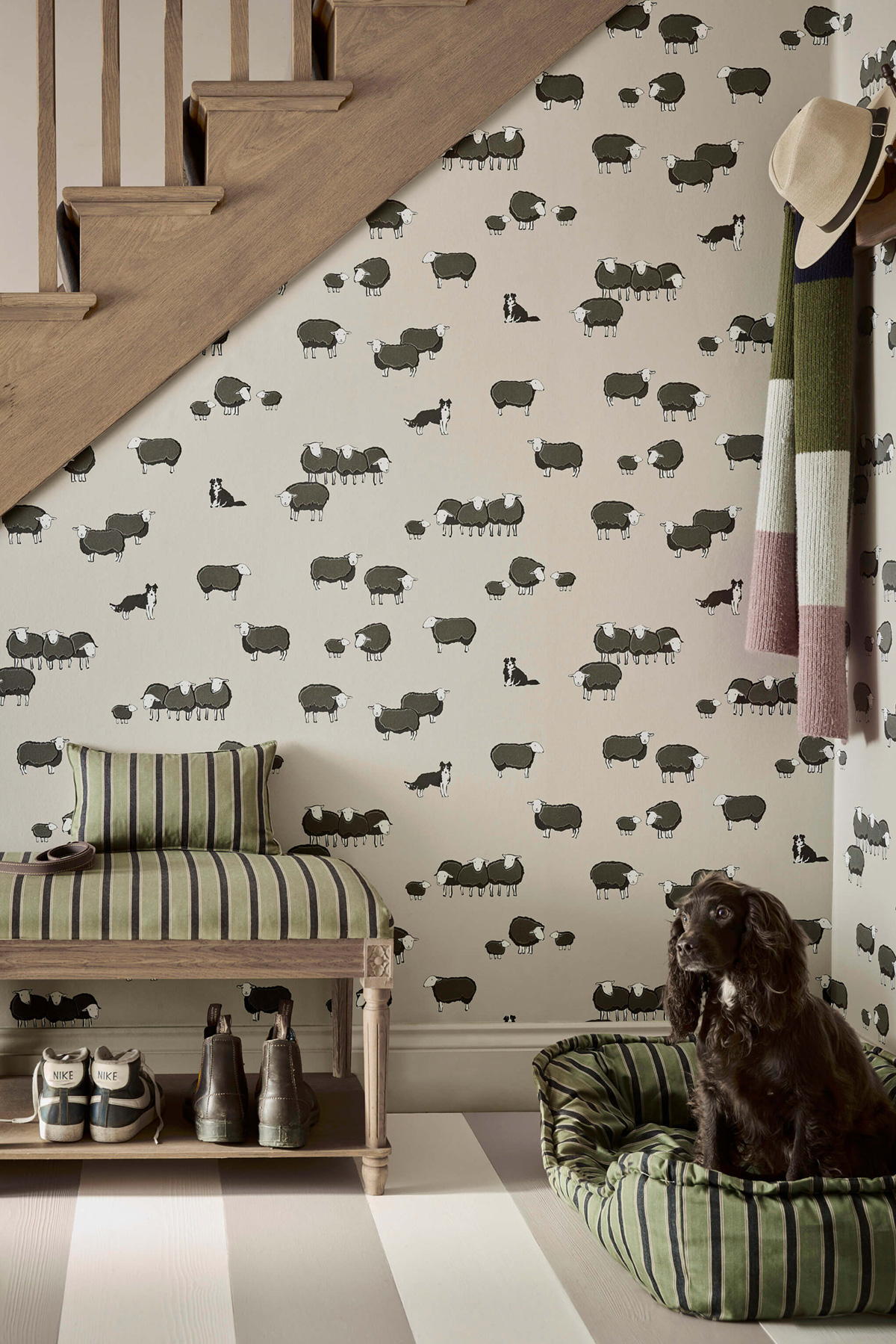 Papier peint Mouton Nip et Lassie Slaked Lime Dark - Storybook Papers de Little Greene | Réf. 0231NISLAKE