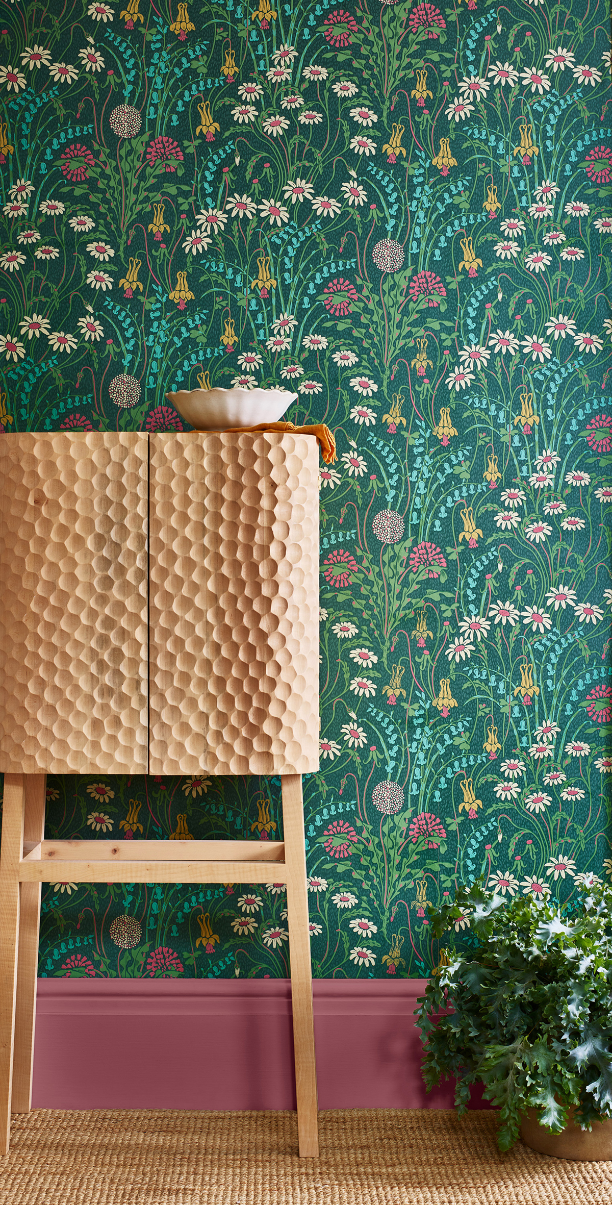 Papier peint Marguerite Flower Meadow vert - V&A Decorative Papers II d'Initiales | Réf. INI-2412-178-02