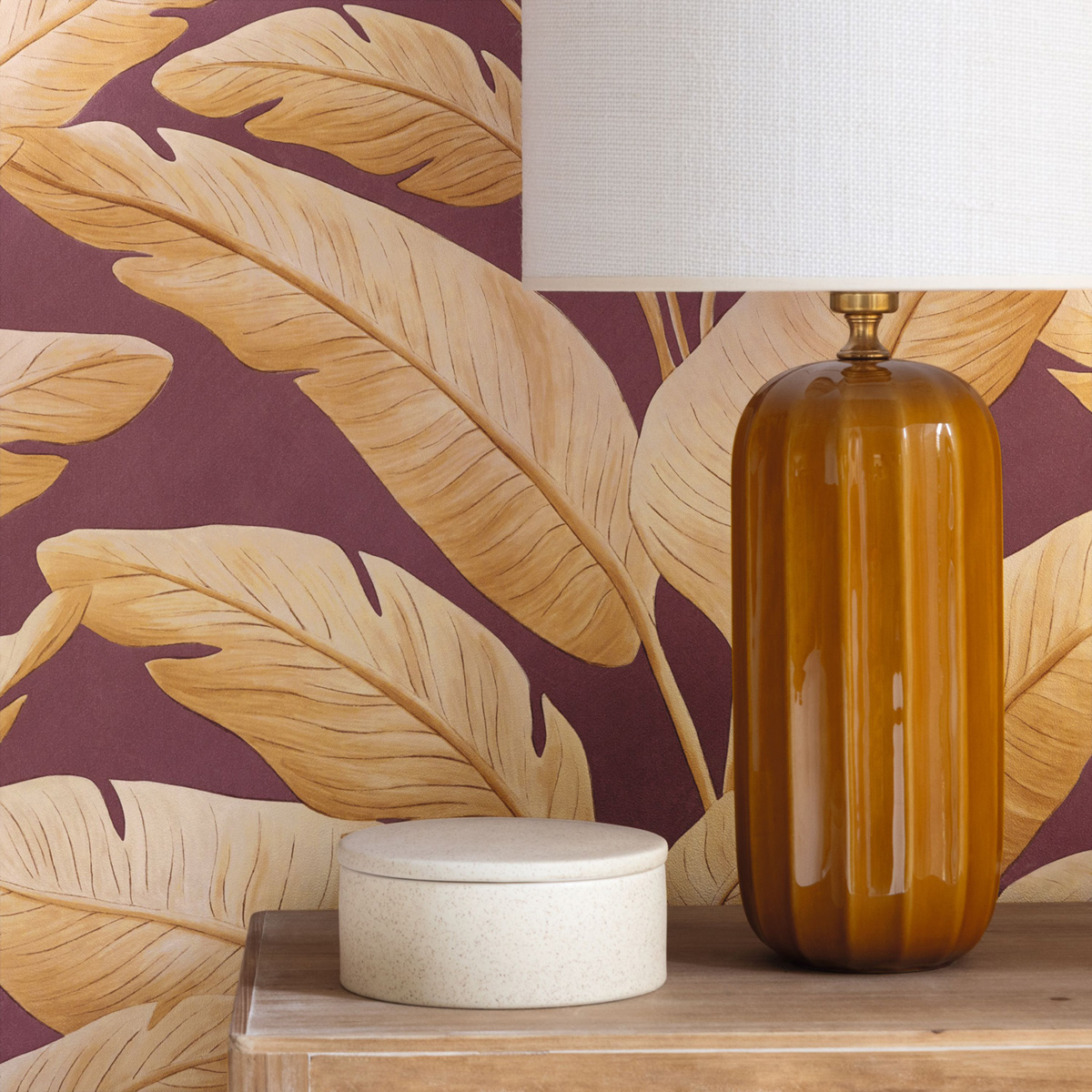 Papier peint Palmes Bananier Tropicalia prune - Borneo de Casélio AMB2| Réf. BORN106545056