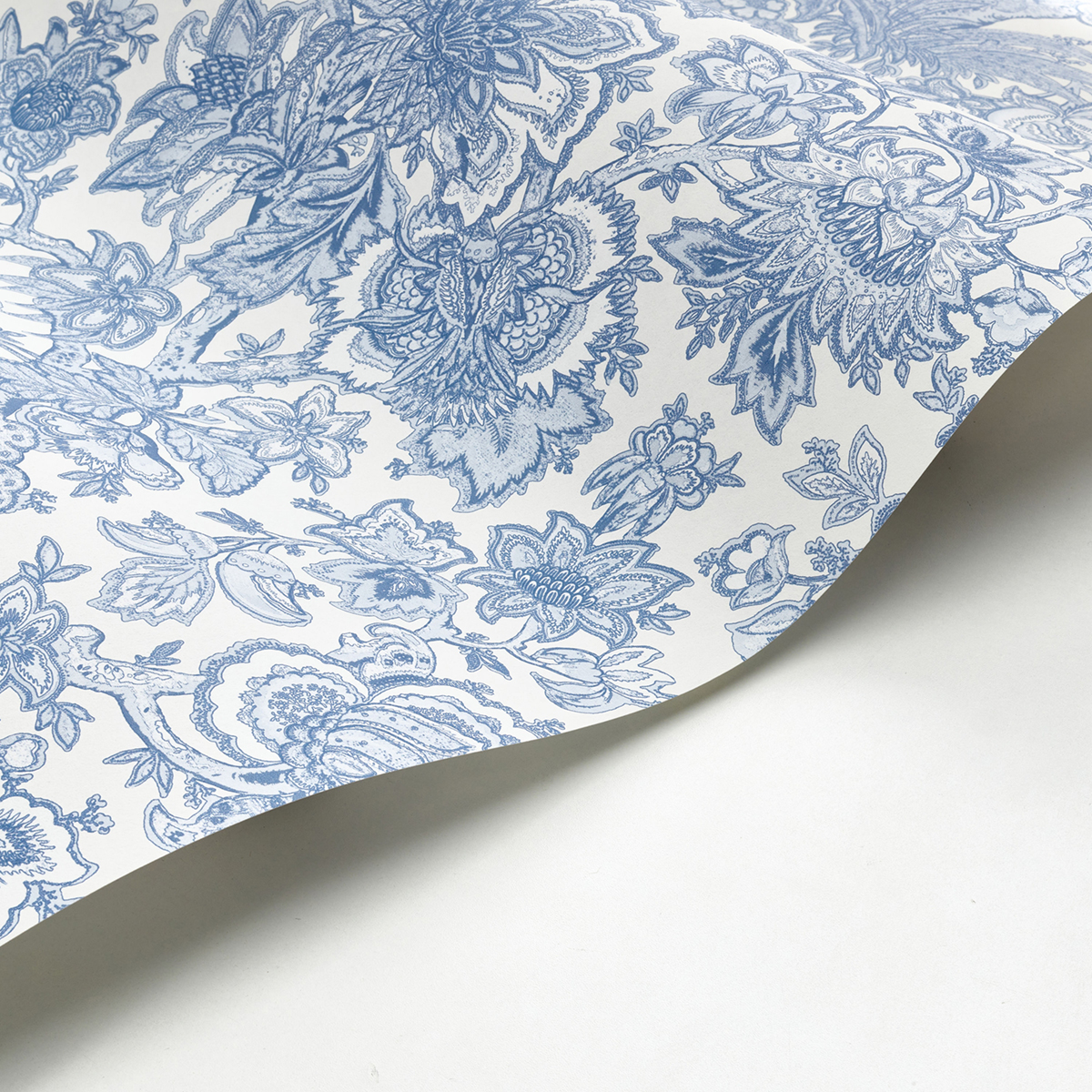 Papier peint Fleurs de Provence bleu faïence - Les Belles Toiles De Jouy de Casadéco AMBV | Réf. LBTJ87946252