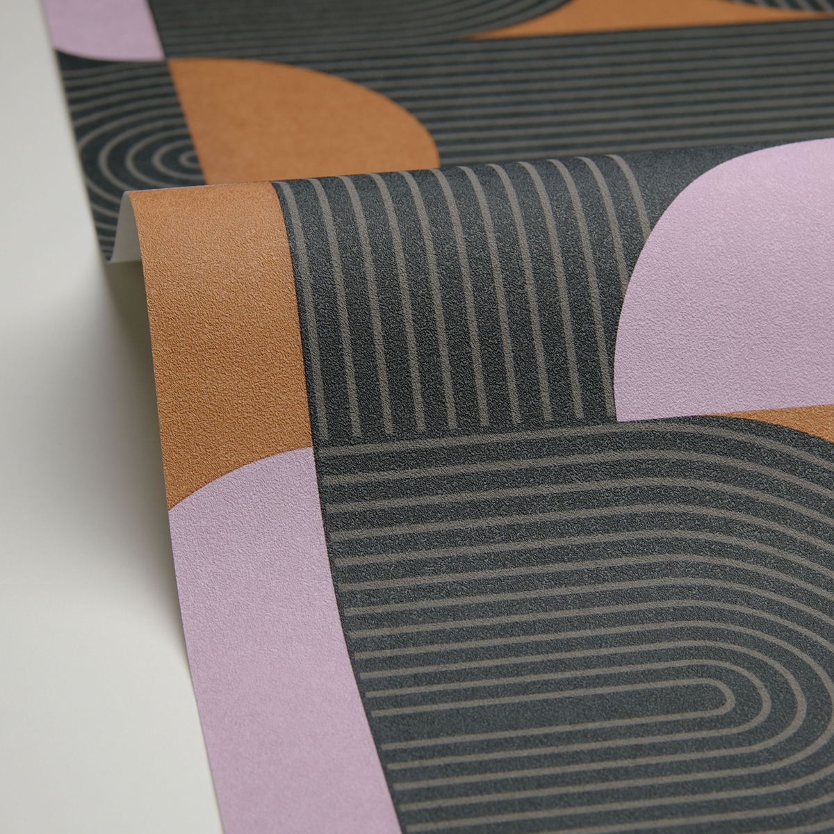 Papier peint Graphique Amplitude marron mauve - Graphic de Casélio AMBV | Réf. GPC105509566