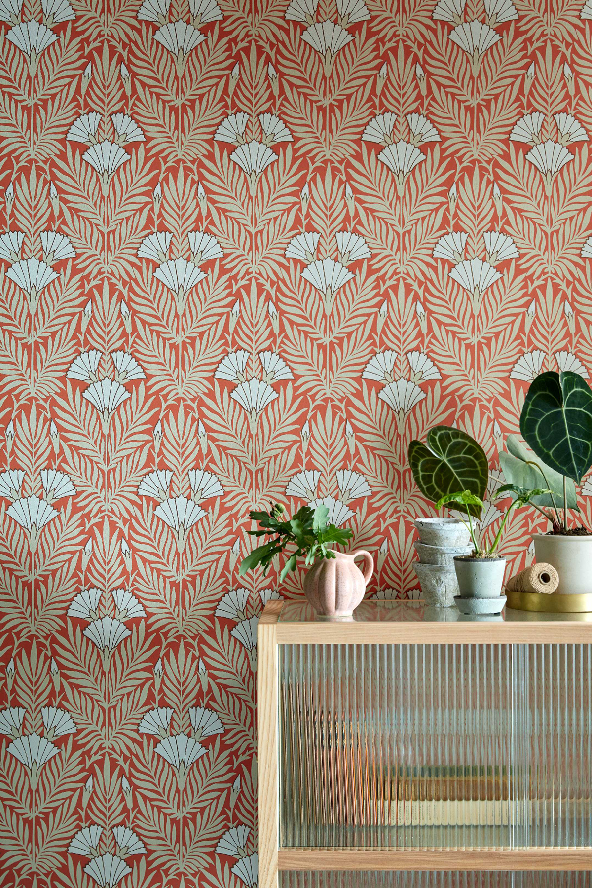 Papier peint Floral Fanfare Art Déco corail beige - V&A Decorative Papers d'Initiales | Réf. INI-31117102