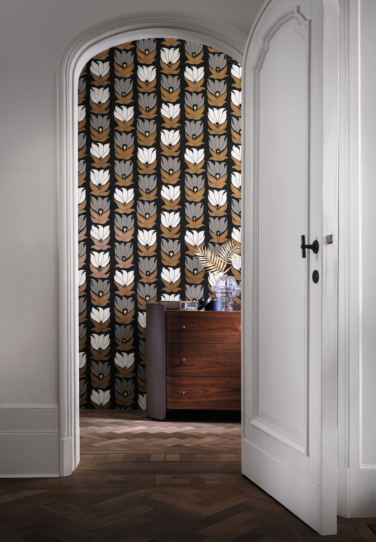 Papier peint Fleur Graphique Dauphine noir doré - Square Jasmin de Casamance | Réf. CAS-75691120