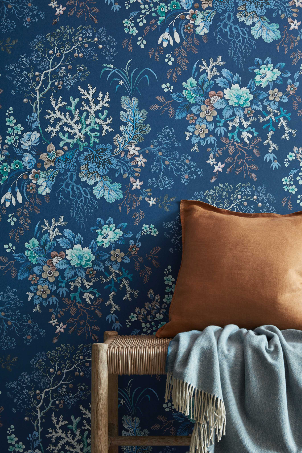 Papier peint Coraux Fleurs Kilburn's bleu océan - V&A Decorative Papers d'Initiales | Réf. INI-31116603