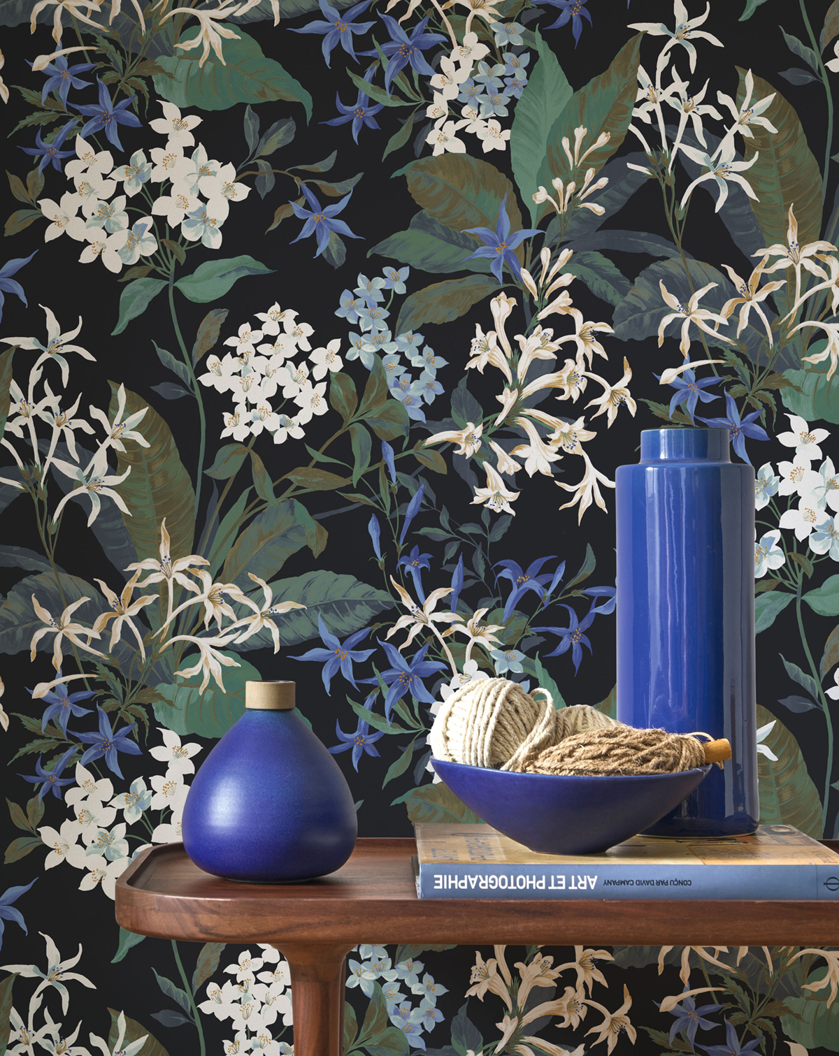 Papier peint Fleuri Songe de Jasmin bleu encre - Le Beau Jardin de Casadéco | Réf. BJAR202566789