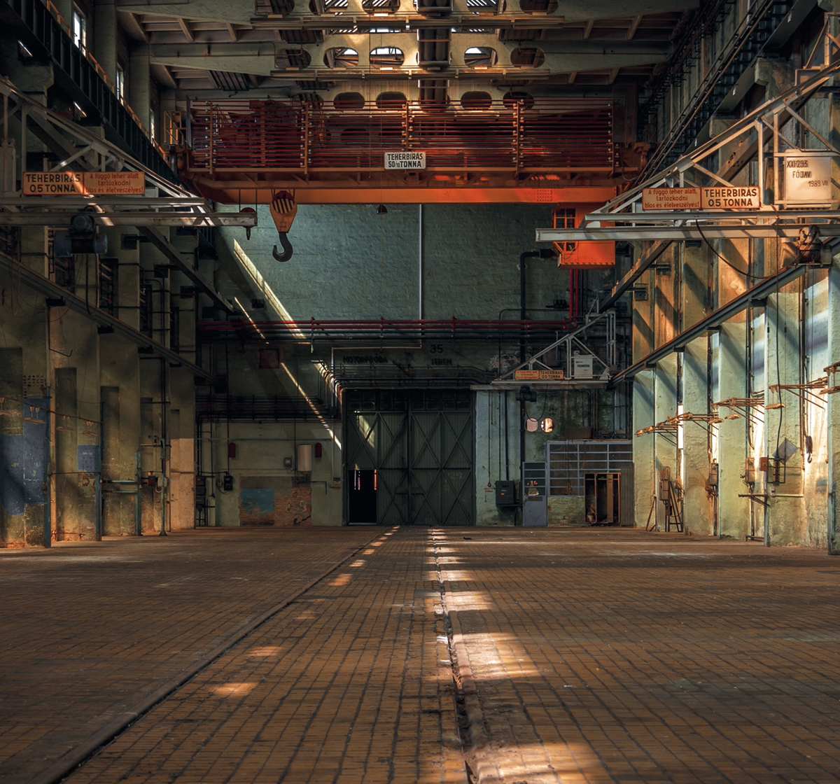 Papier peint Industriel Panoramique Lost in the factory noir - Beauty Full Image de Casadéco | Réf. BFIM85049525