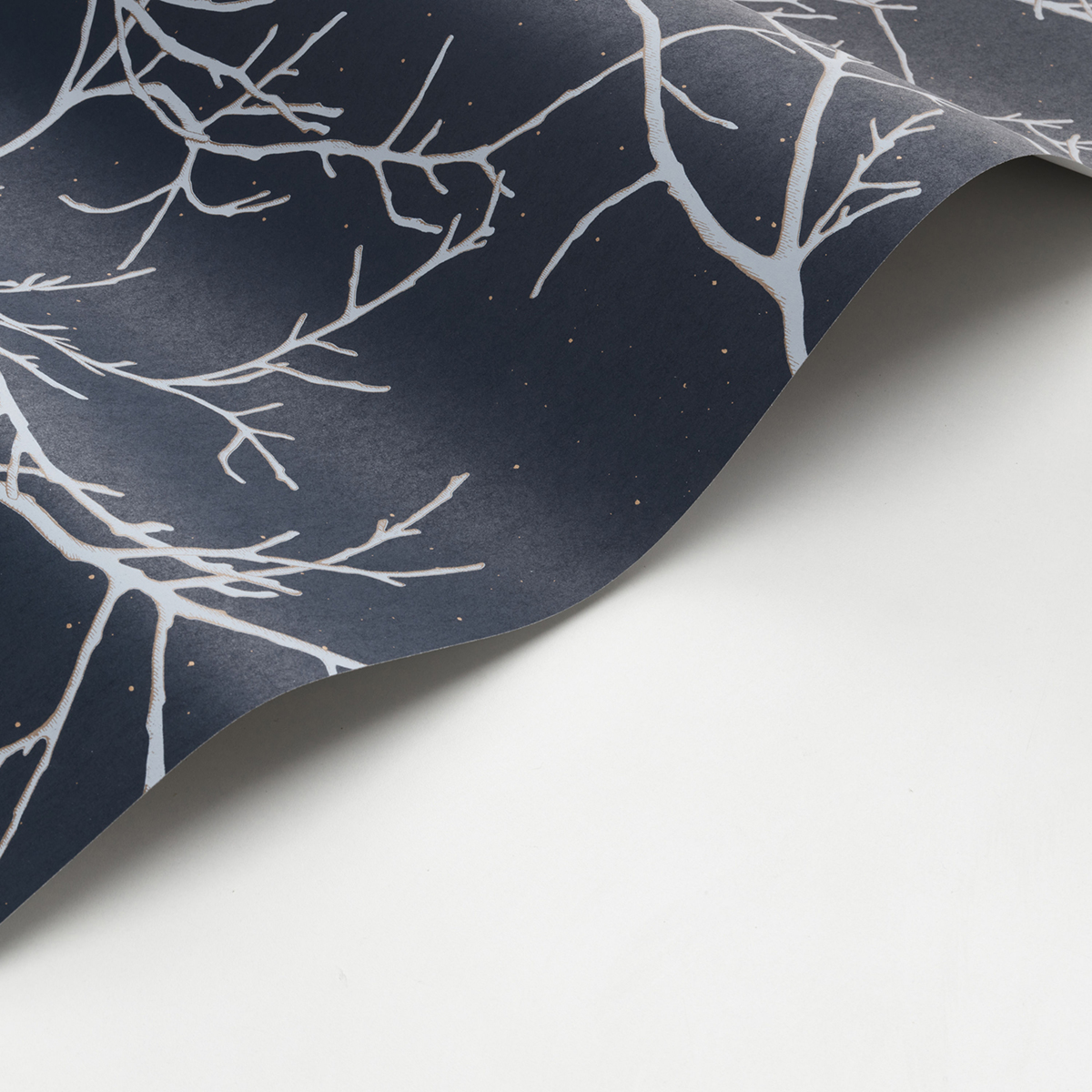 Papier peint Ecorce d'Arbre Mythe bleu nuit et doré - Voyage Onirique de Casadéco AMBV | Réf. ONIR87266619