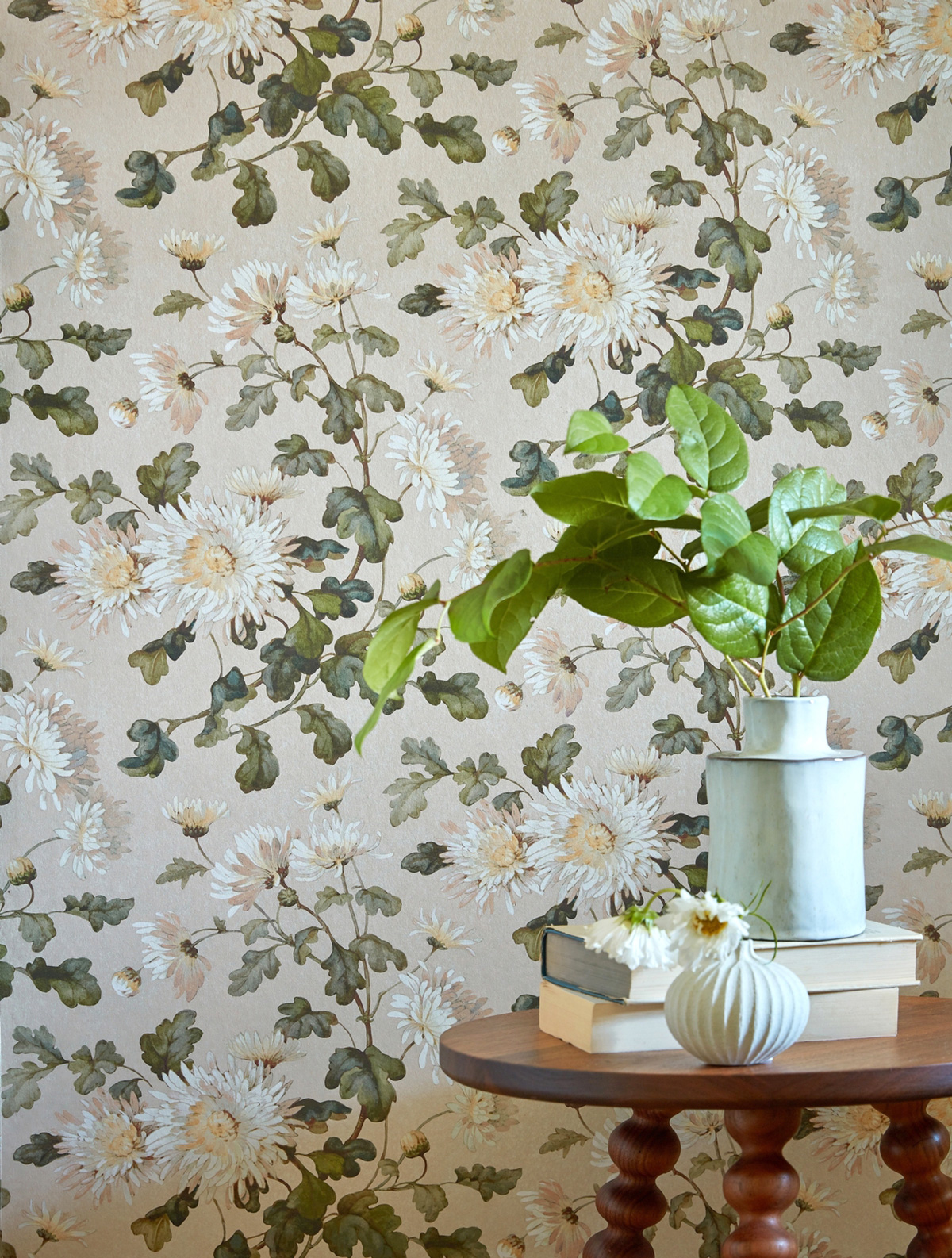 Papier peint Fleurs Vintage Charlotte beige rosé - V&A Decorative Papers III d'Initiales AMB2 | Réf. INI-2513-190-04