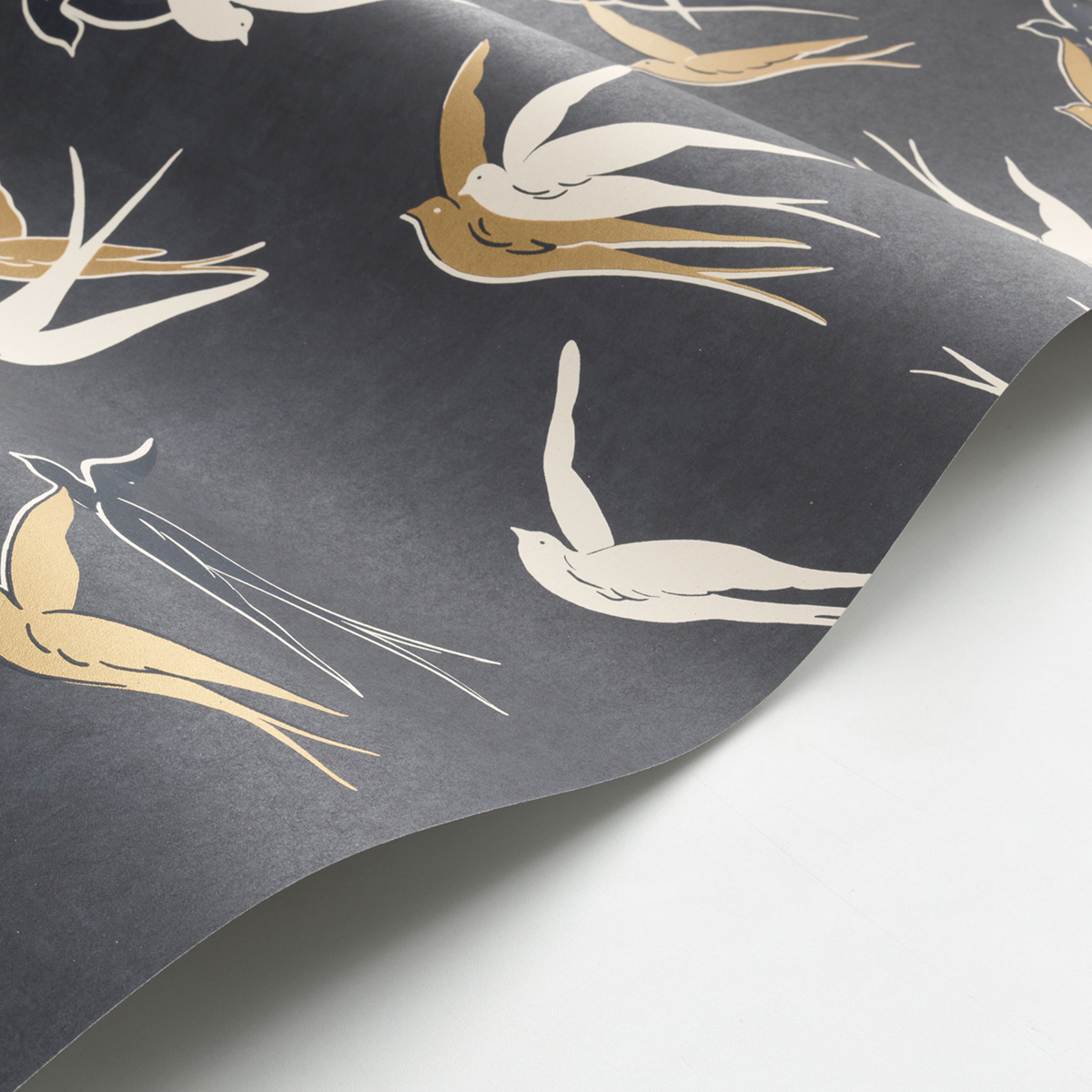 Papier peint Oiseau Hirondelle Swallow noir doré - Twenties de Casadéco AMBV | Réf. TWNT88639595