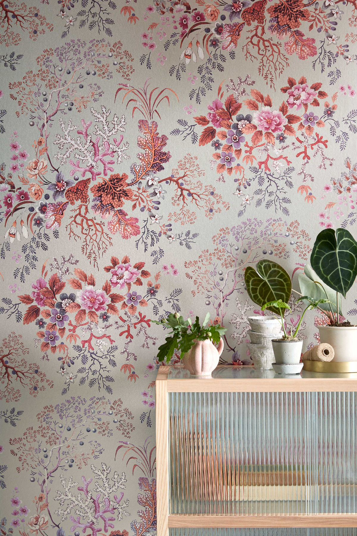 Papier peint Coraux Fleurs Kilburn's corail nacré - V&A Decorative Papers d'Initiales | Réf. INI-31116601