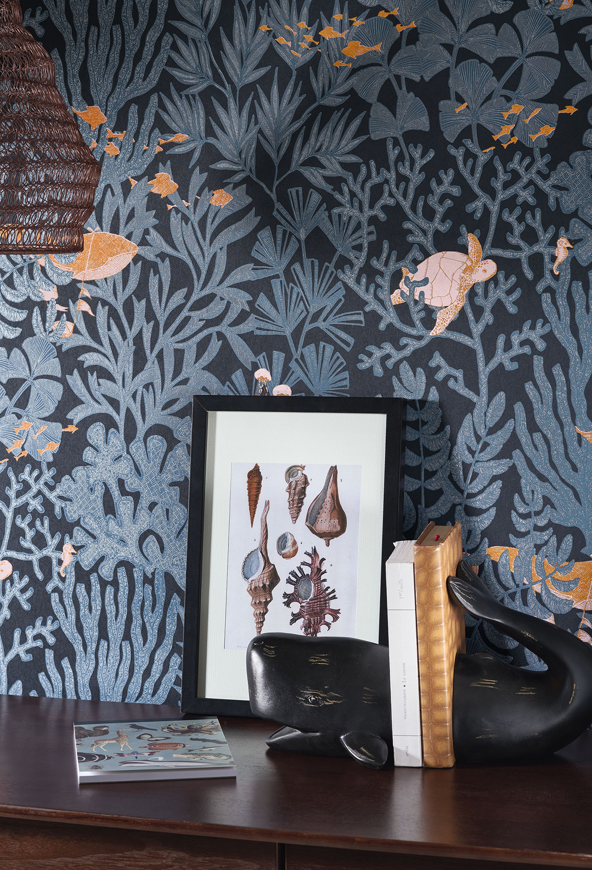 Papier peint Animaux de la Mer Atlantide bleu abysse et argenté - Voyage Onirique de Casadéco | Réf. ONIR87236331