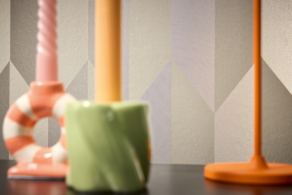 Papier peint Damier Graphique Groove grège métallisé - Cosmoliving d'A.S. Création AMB4 | Réf. AS-790865