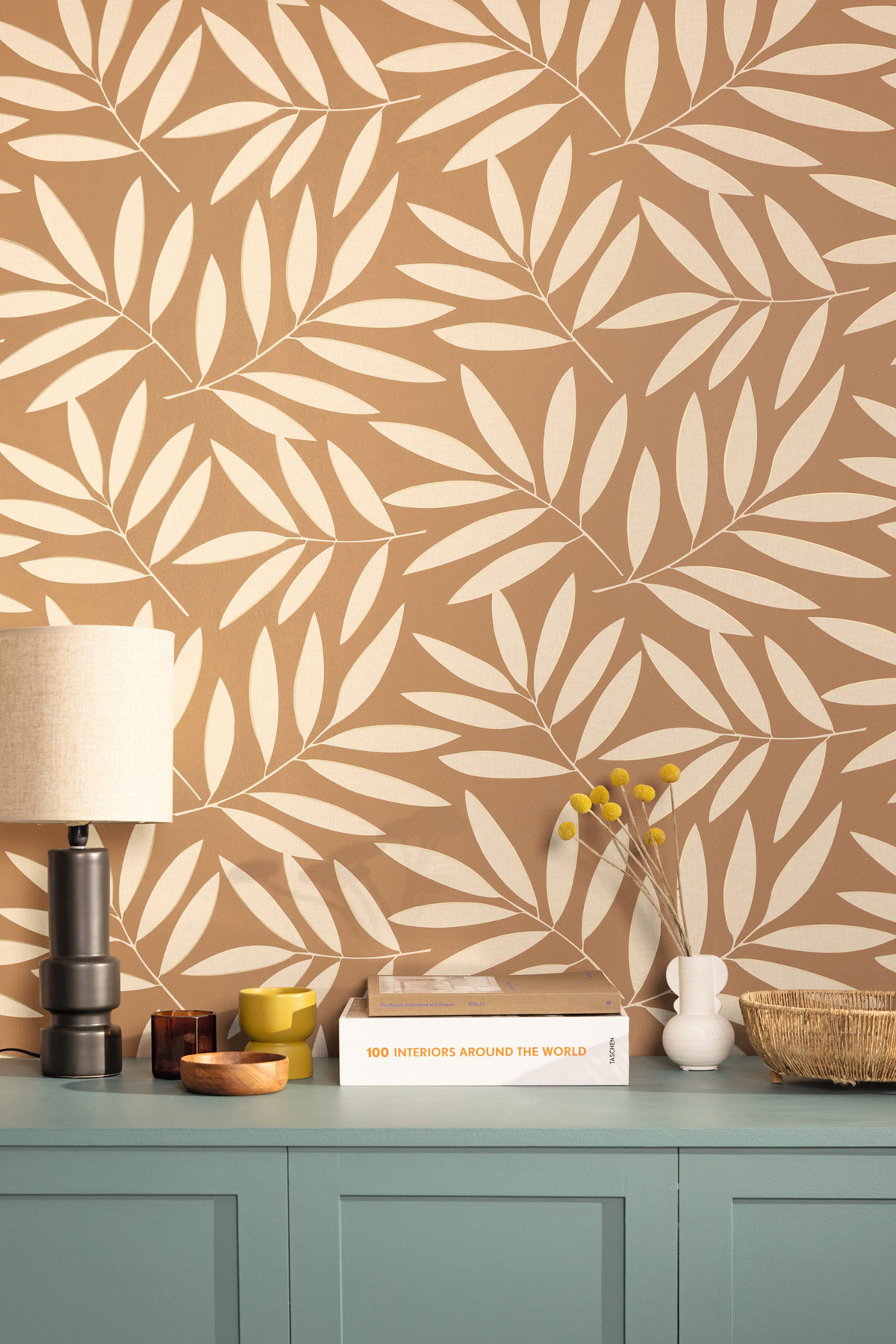 Papier peint Feuille Graphique Portée camel beige doré - XXL de Casélio | Réf. XXL104582024