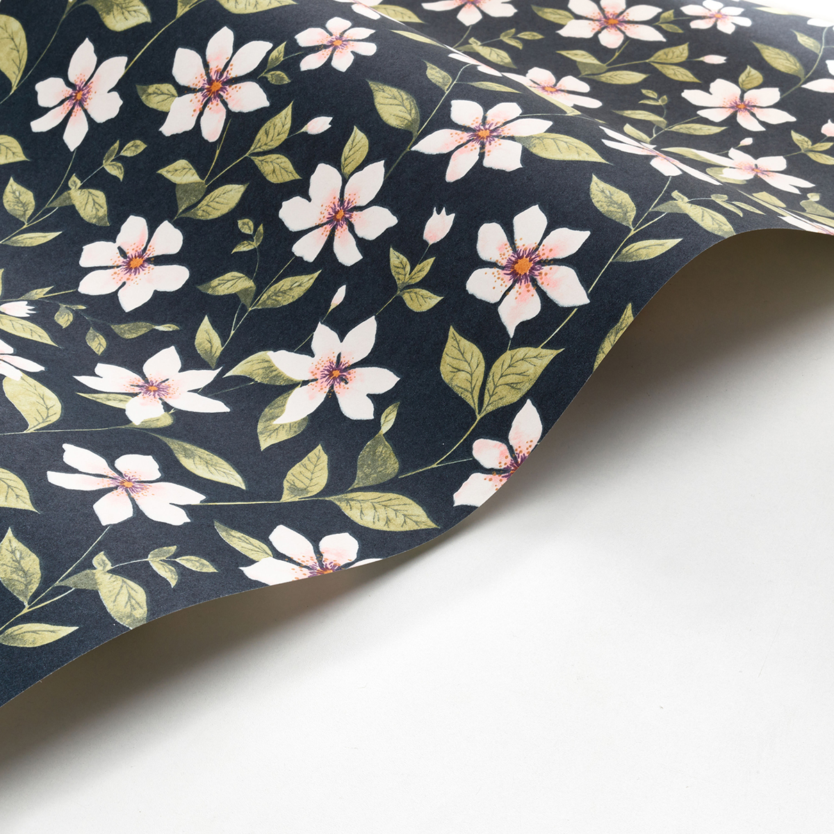 Papier peint Fleurs Clématites rose bleu encre - Gardens de Casadéco | Réf. GADN87646748