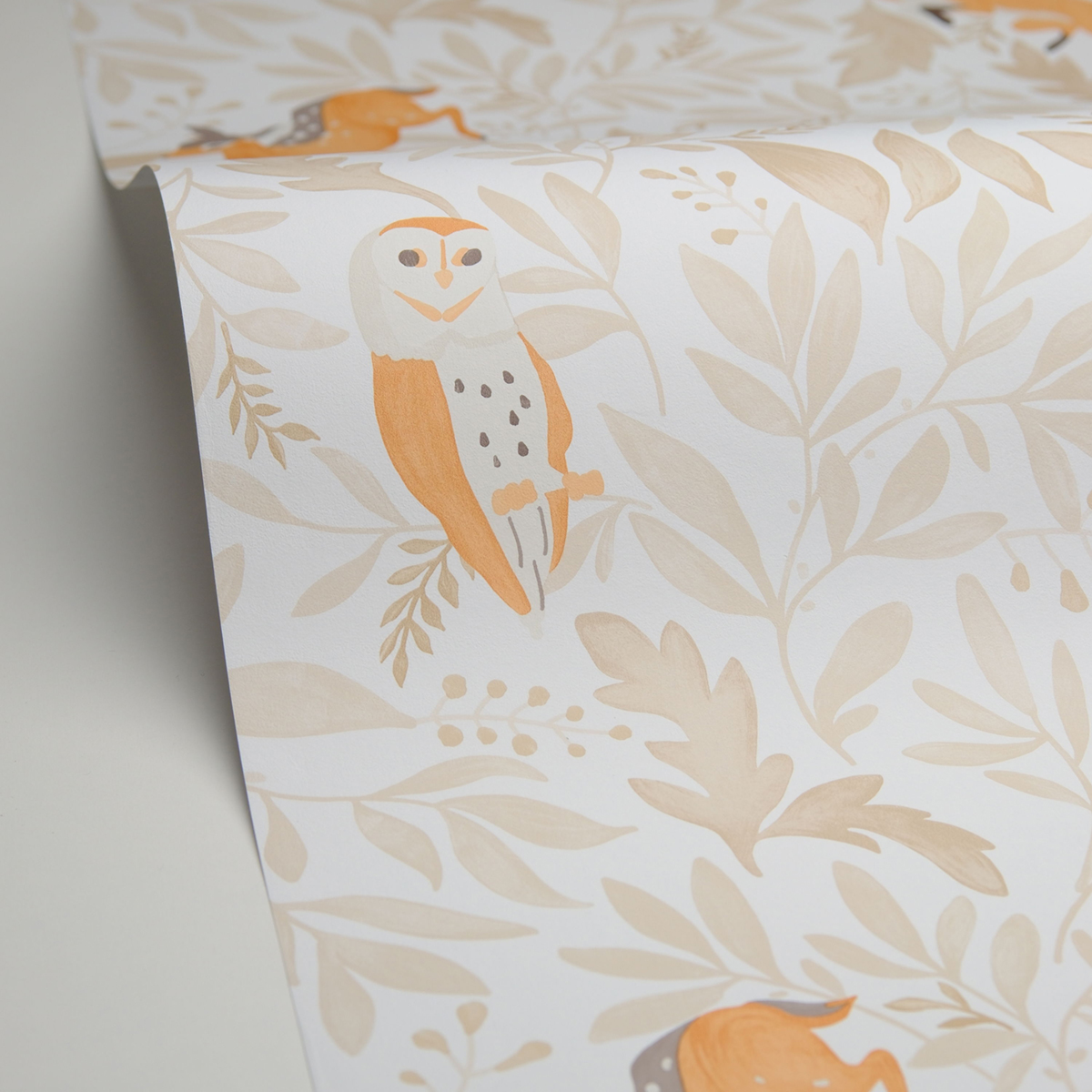 Papier peint Animaux Balade en Forêt beige - Les Minis Mondes de Casélio AMBV | Réf. MNM105741010