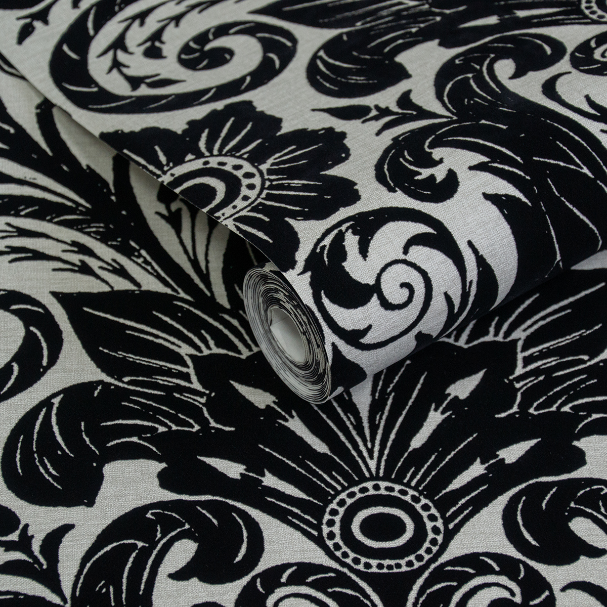 Papier peint Médaillon Floral Velours noir - The Wall Llewelyn-Bowen de Lutèce | AMB2 Réf. LTC-LB25166