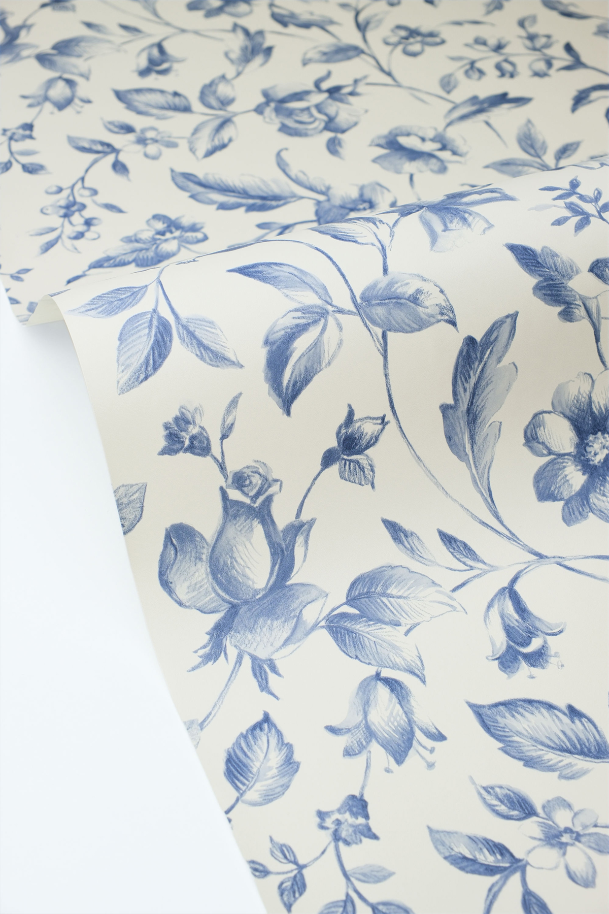 Papier peint Porcelaine Fleurie Pastelia bleu encre - Blue Shades de Casélio VAGUE | Réf. BLS107506110