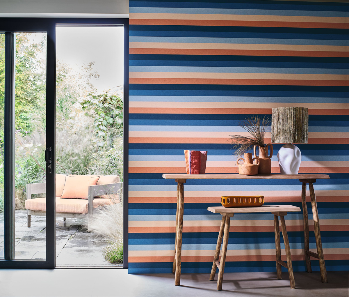 Papier peint Rayure Verticale Transat bleu corail - L'Ile aux Oiseaux de Casamance | Réf. CAS-75923466